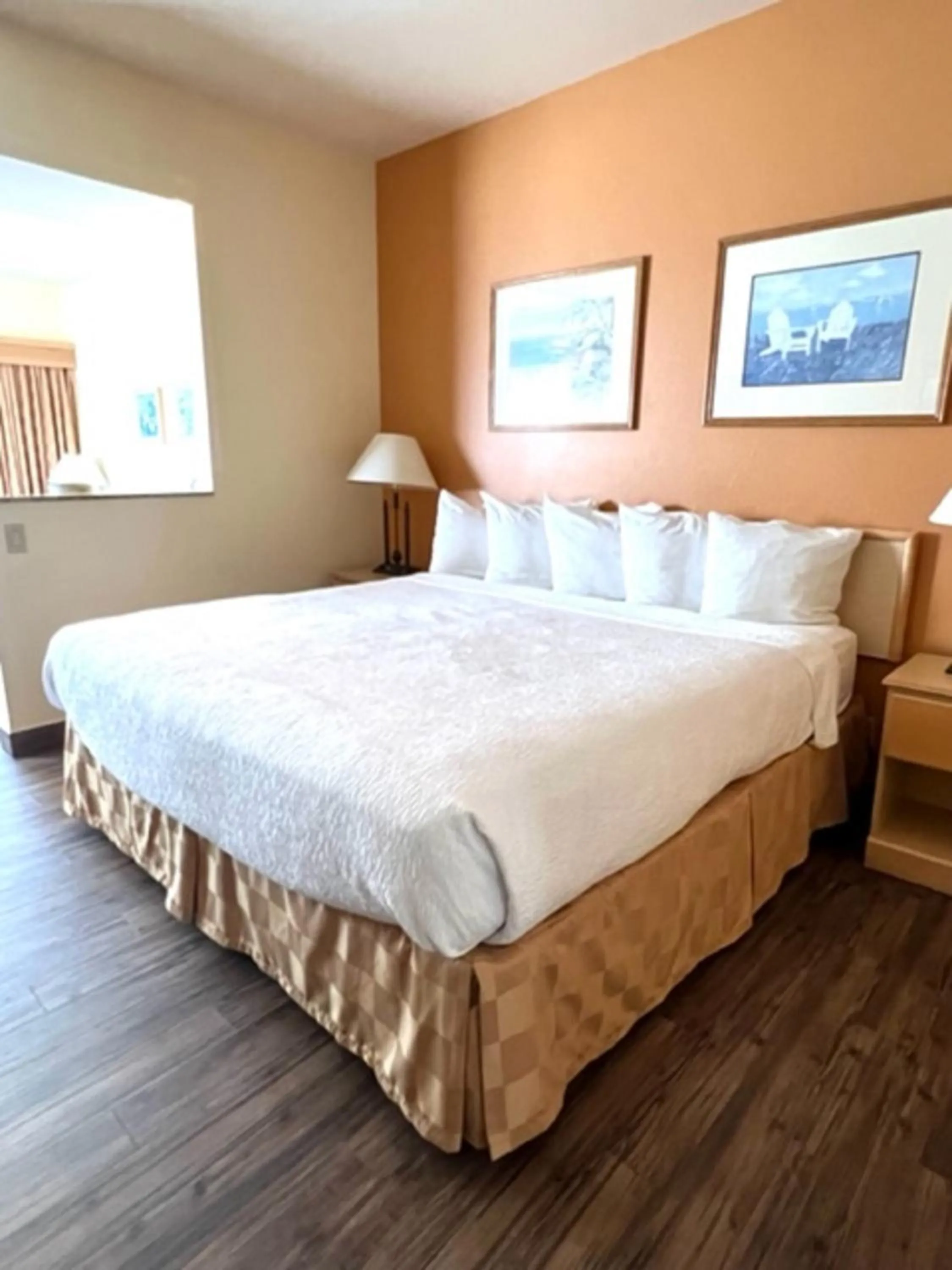 Bed in Lighthouse Suites Inn