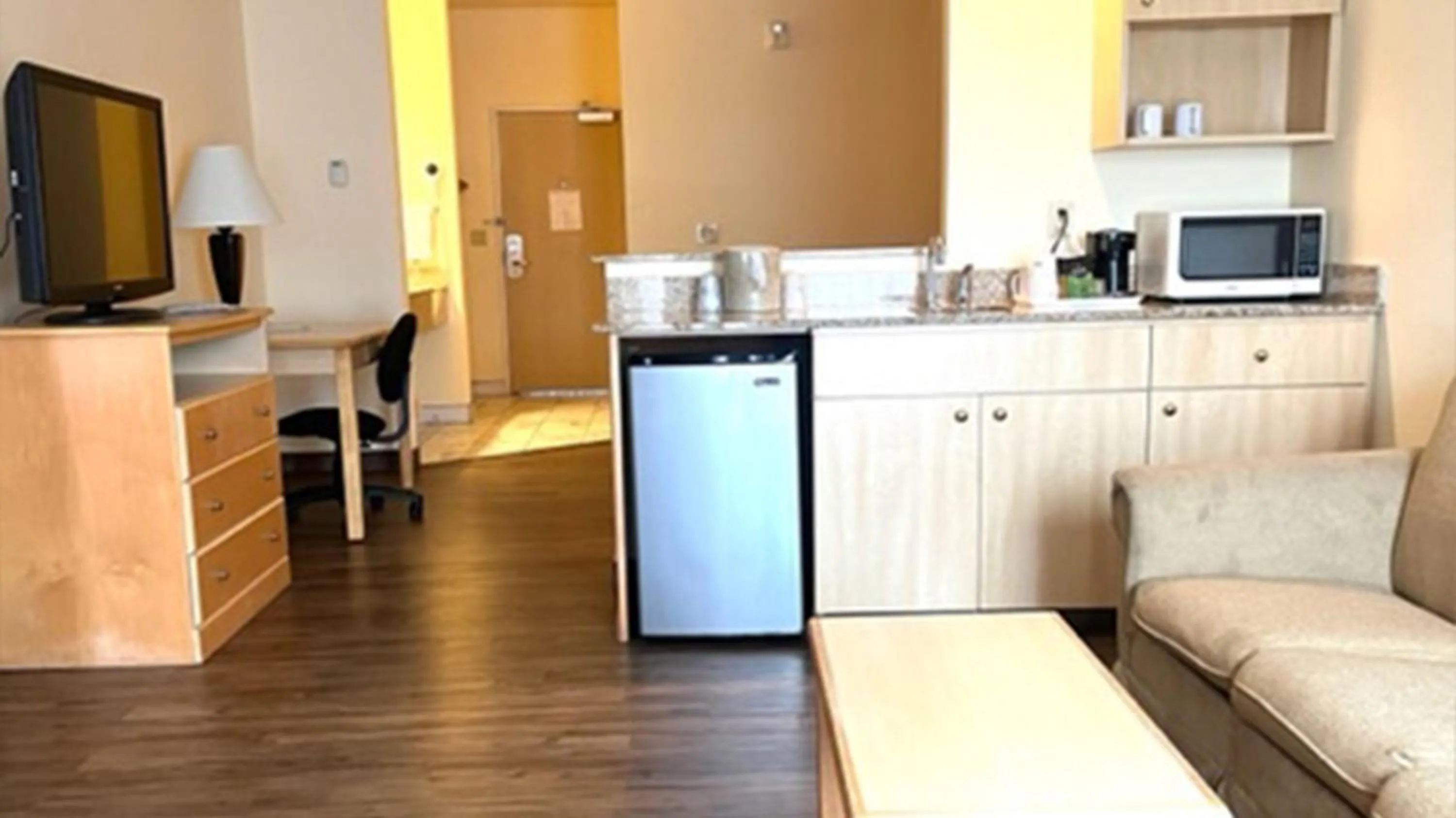Kitchen or kitchenette in Lighthouse Suites Inn