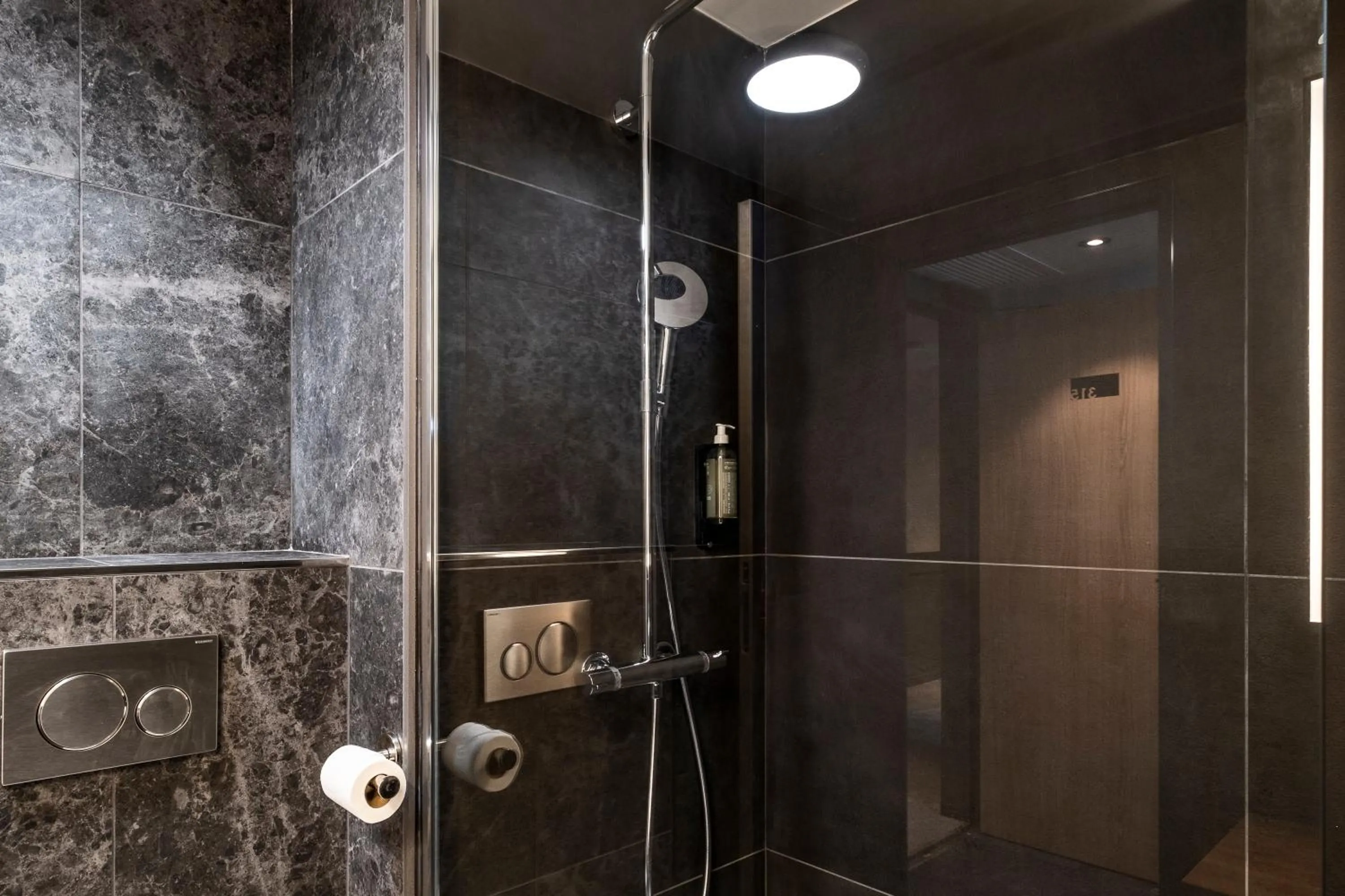 Bathroom in Hôtel Le Relais des Brasseurs - Aubagne