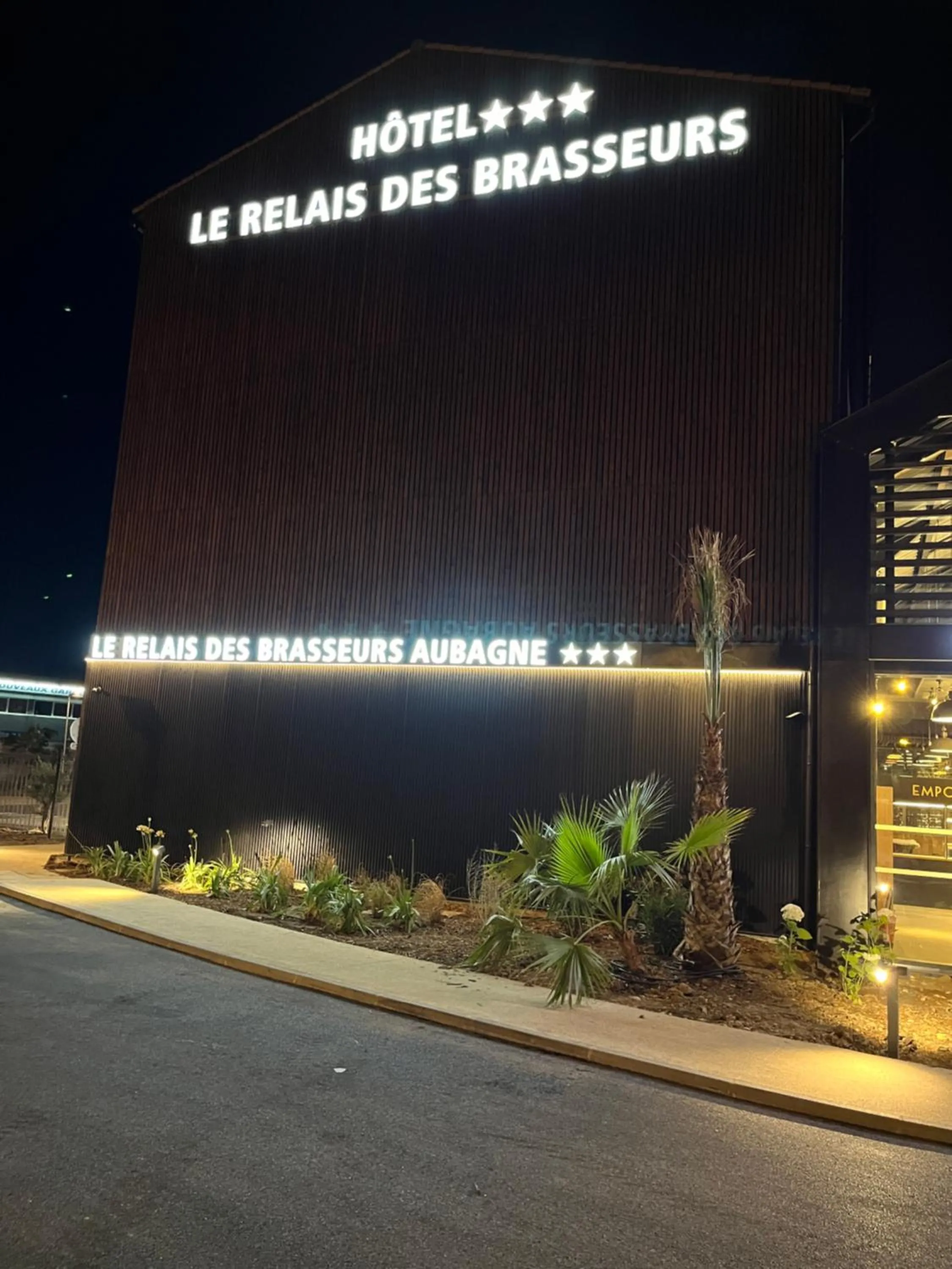 Property building in Hôtel Le Relais des Brasseurs - Aubagne