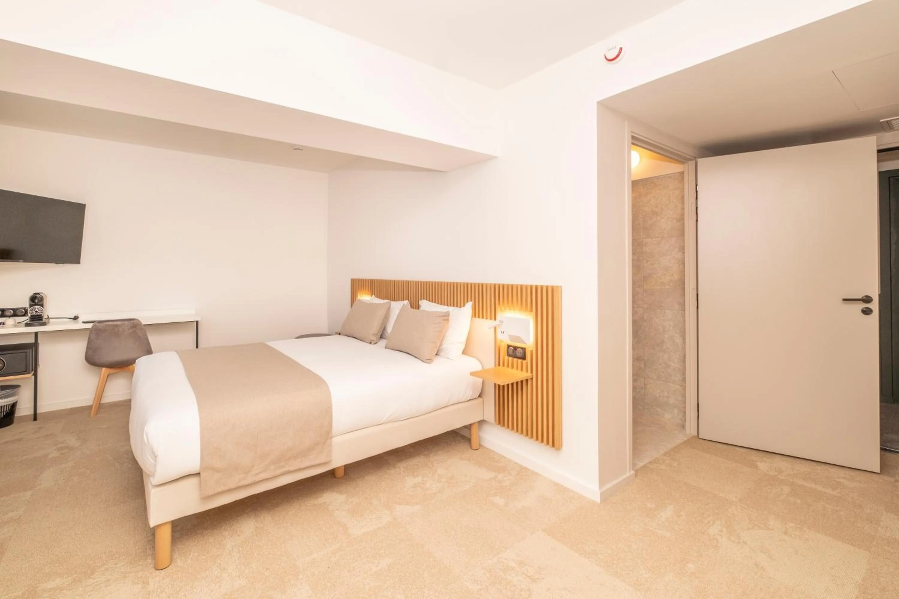 Bed in Hôtel Le Relais des Brasseurs - Aubagne