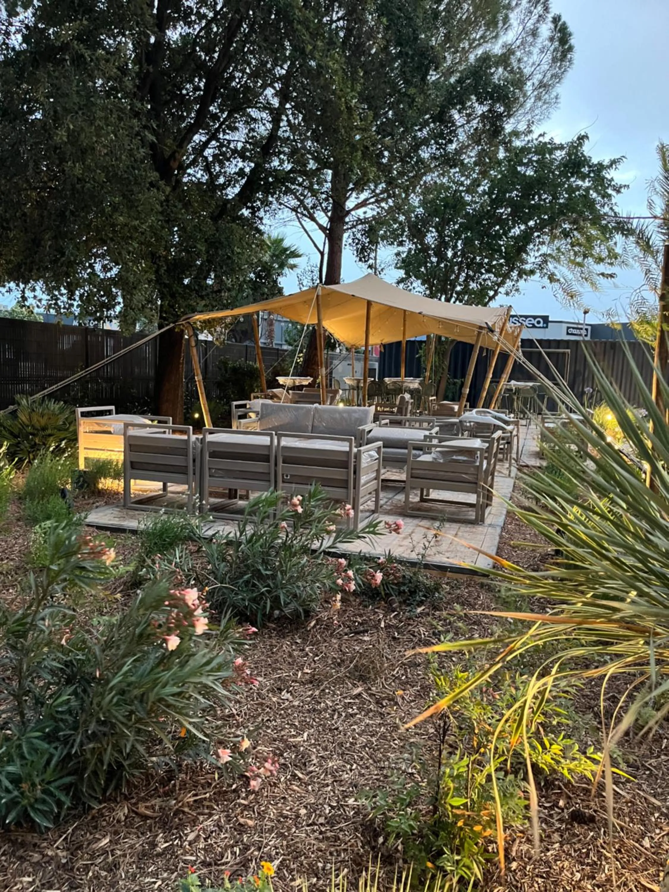 Garden in Hôtel Le Relais des Brasseurs - Aubagne