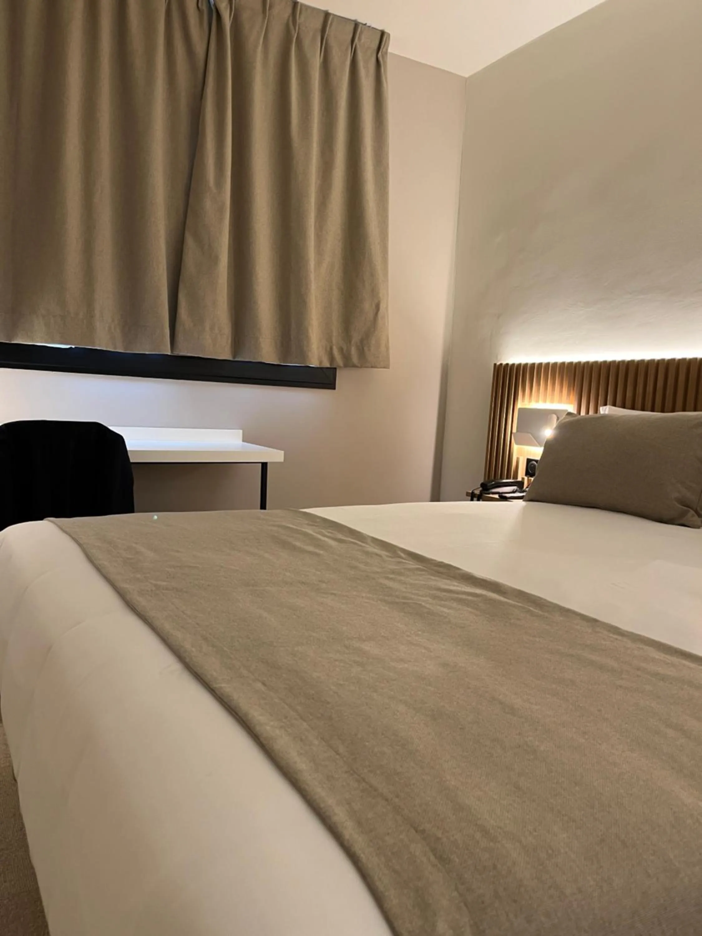 Bed in Hôtel Le Relais des Brasseurs - Aubagne