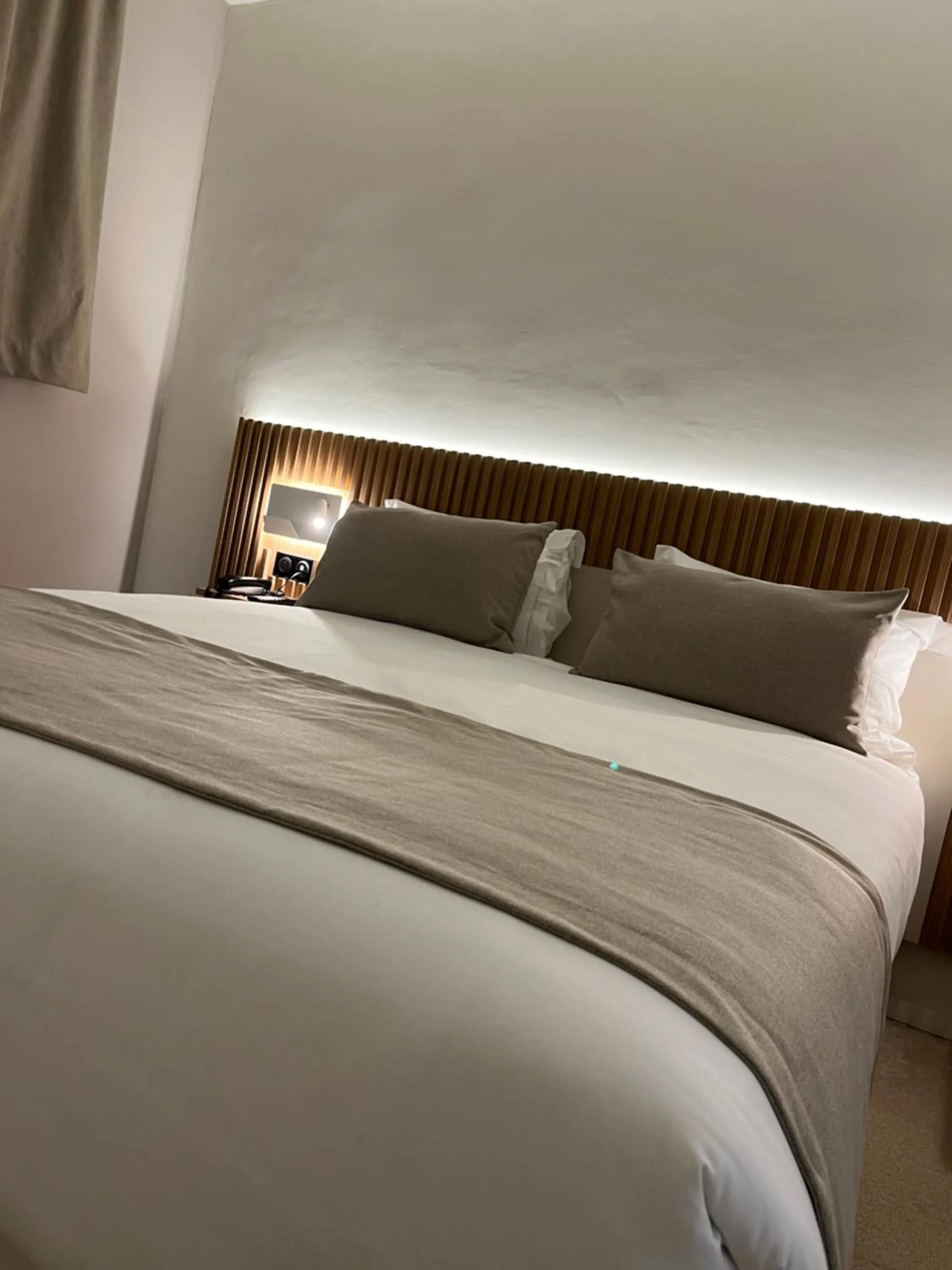 Bed in Hôtel Le Relais des Brasseurs - Aubagne