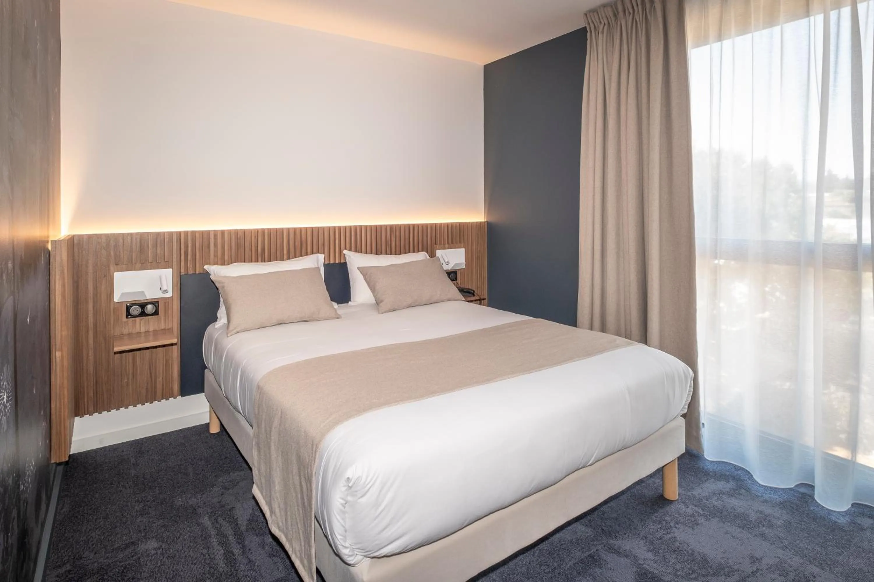 Bed in Hôtel Le Relais des Brasseurs - Aubagne