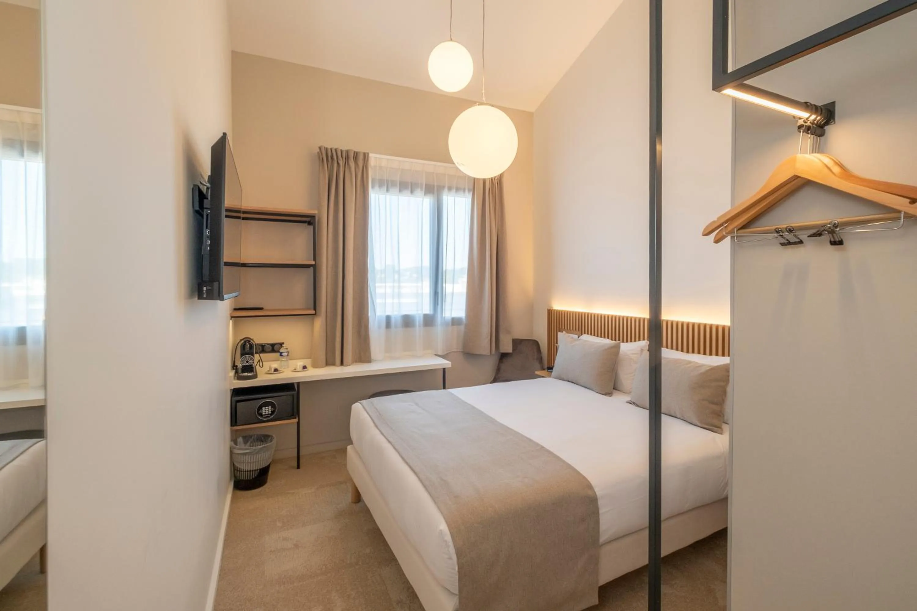 Bed in Hôtel Le Relais des Brasseurs - Aubagne