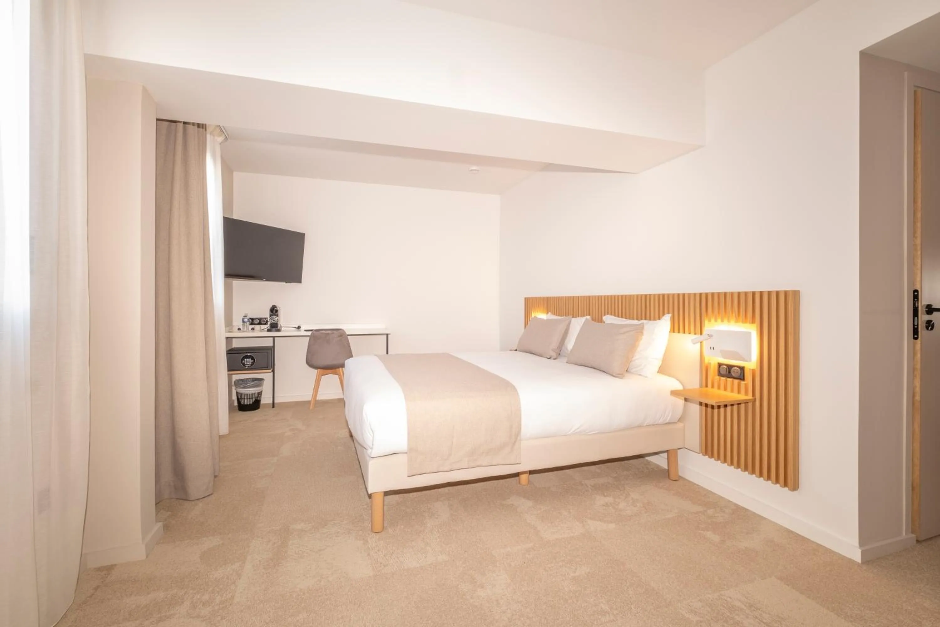 Bed in Hôtel Le Relais des Brasseurs - Aubagne