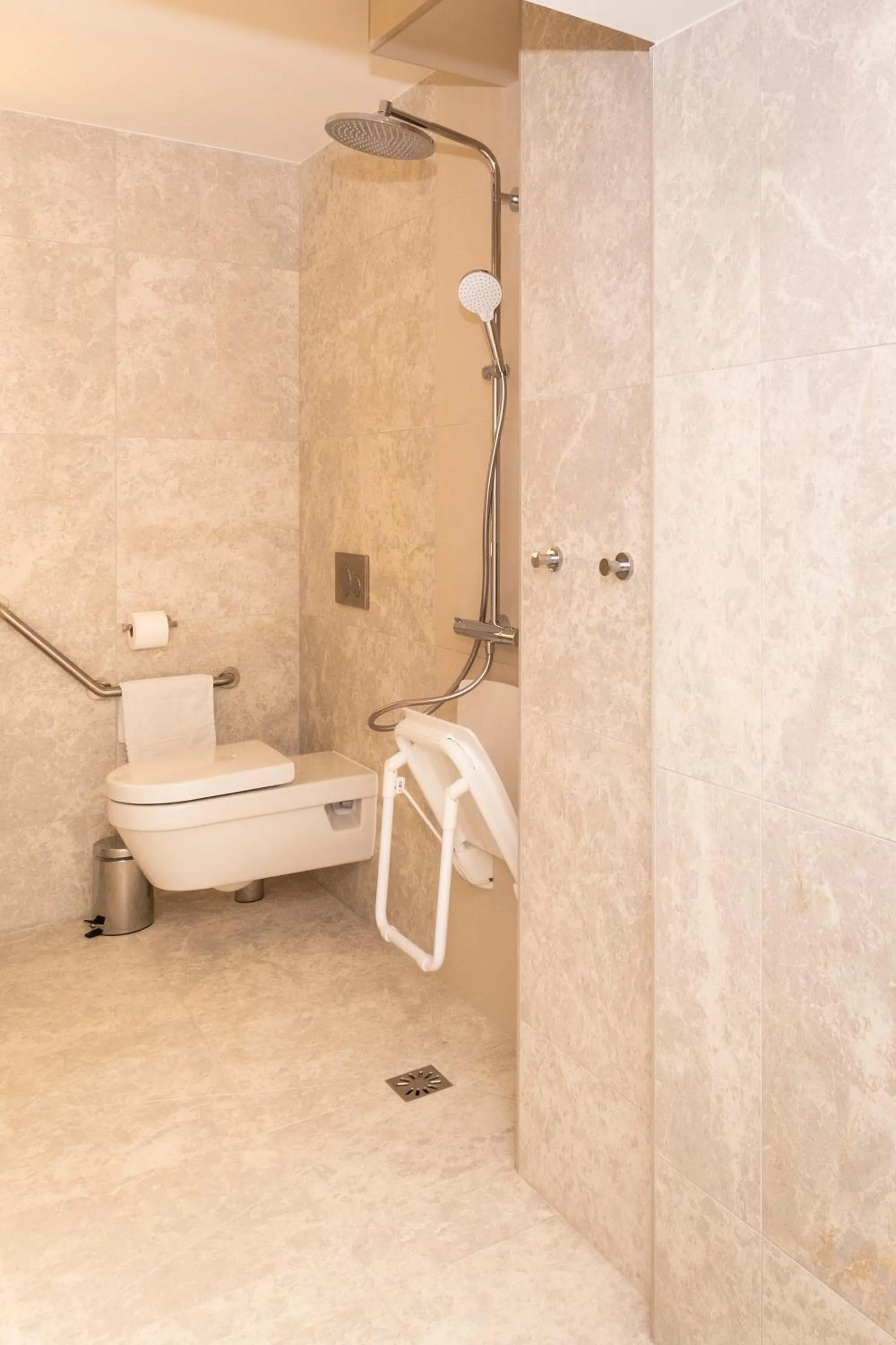 Shower in Hôtel Le Relais des Brasseurs - Aubagne