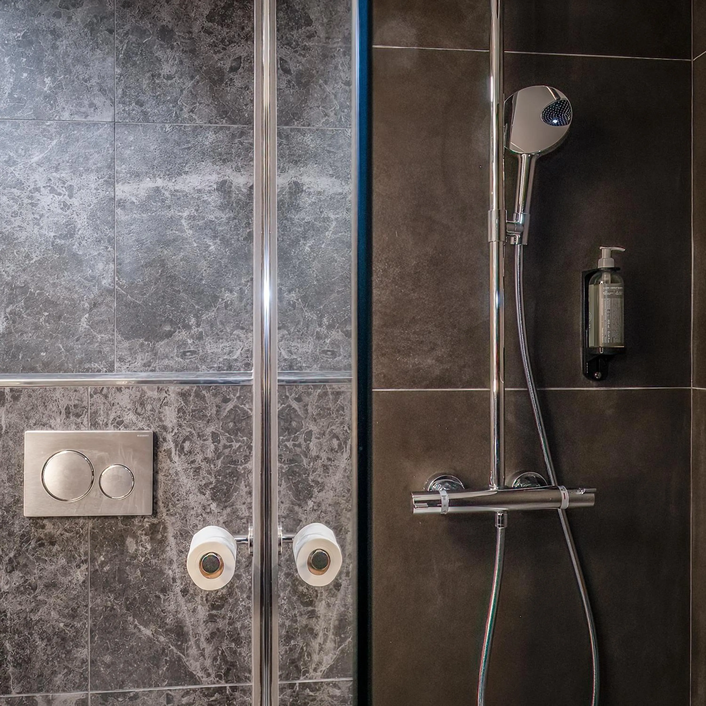Shower in Hôtel Le Relais des Brasseurs - Aubagne