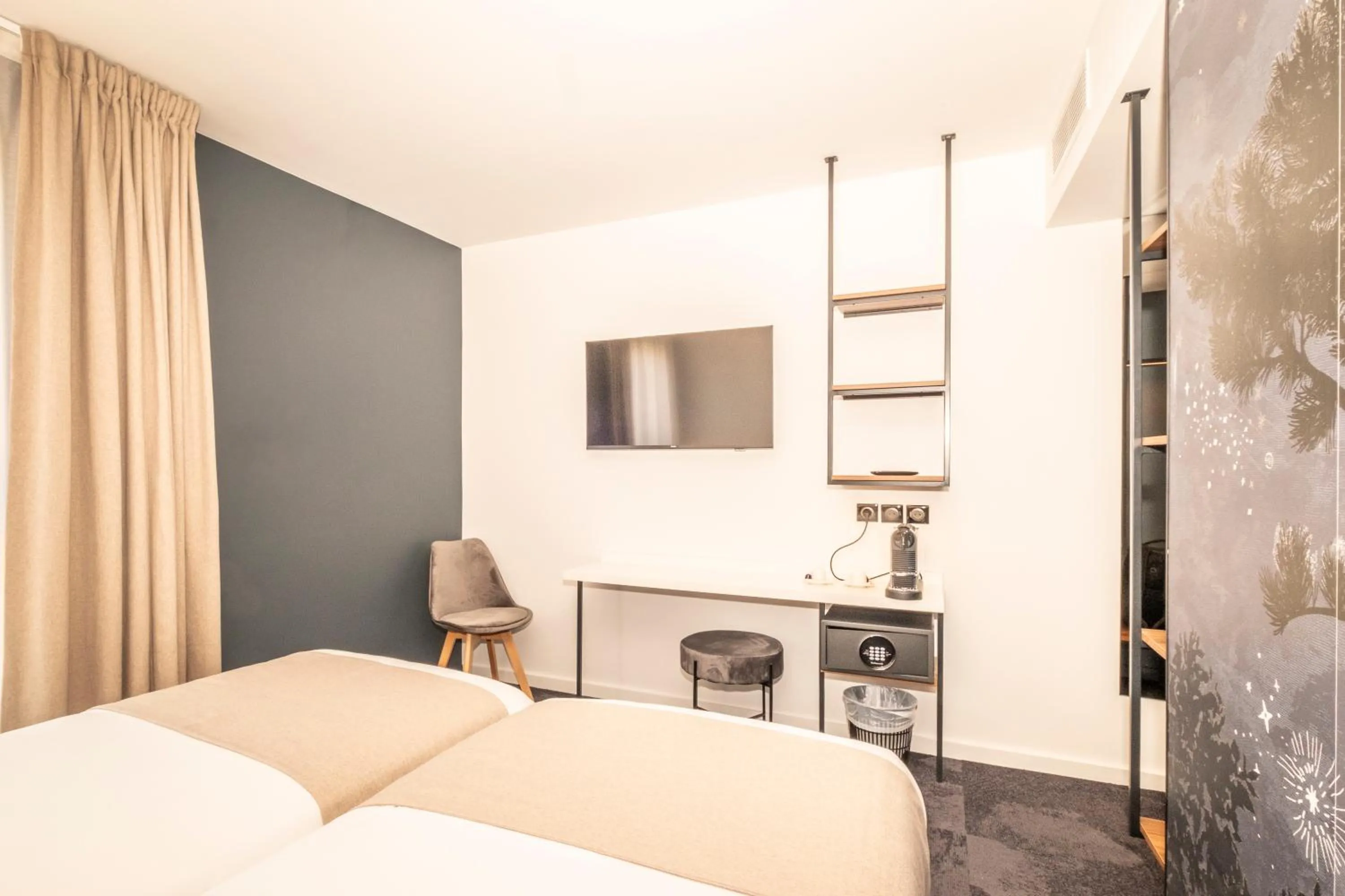 Bed in Hôtel Le Relais des Brasseurs - Aubagne