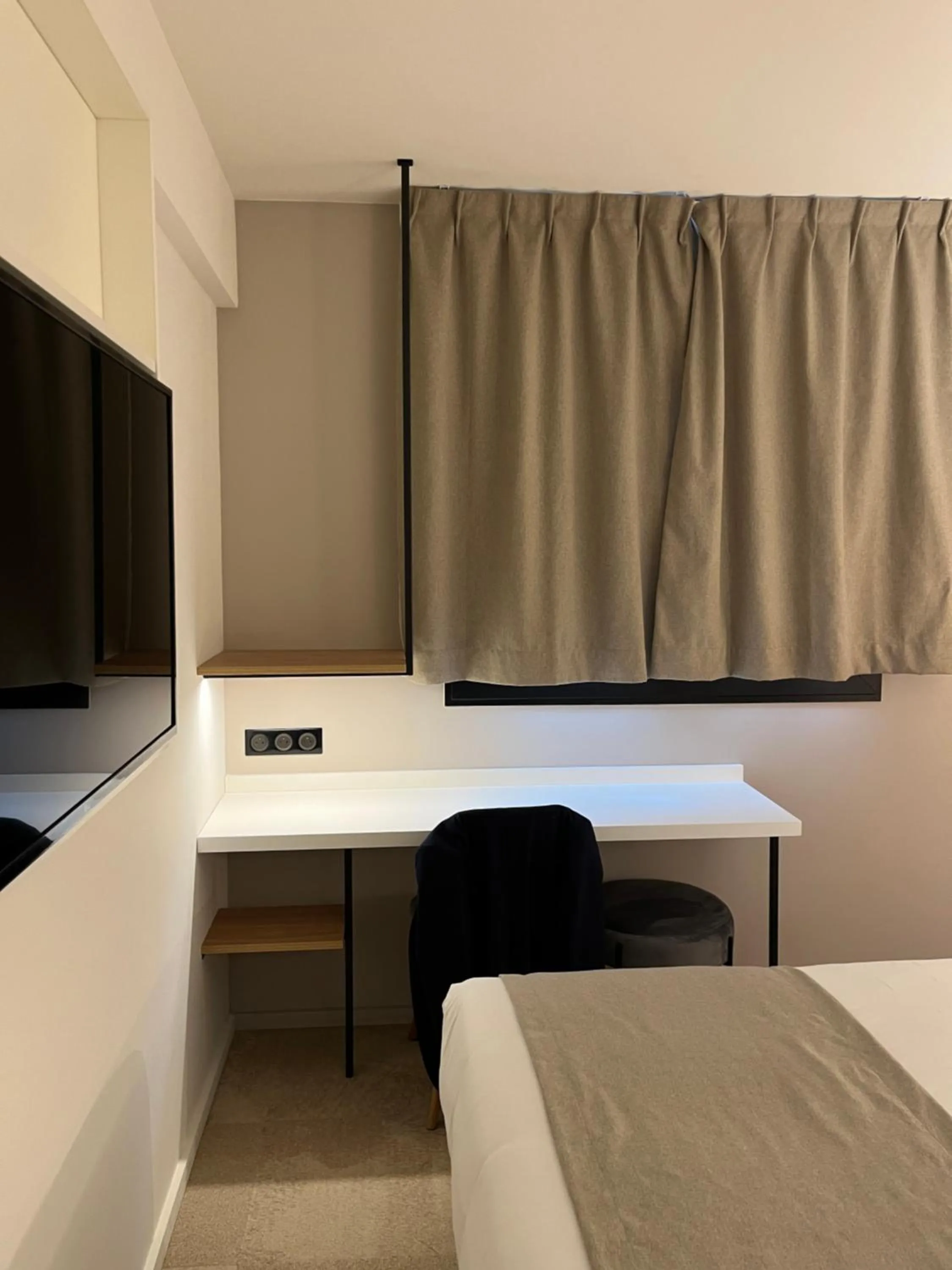 Bedroom, Bed in Hôtel Le Relais des Brasseurs - Aubagne