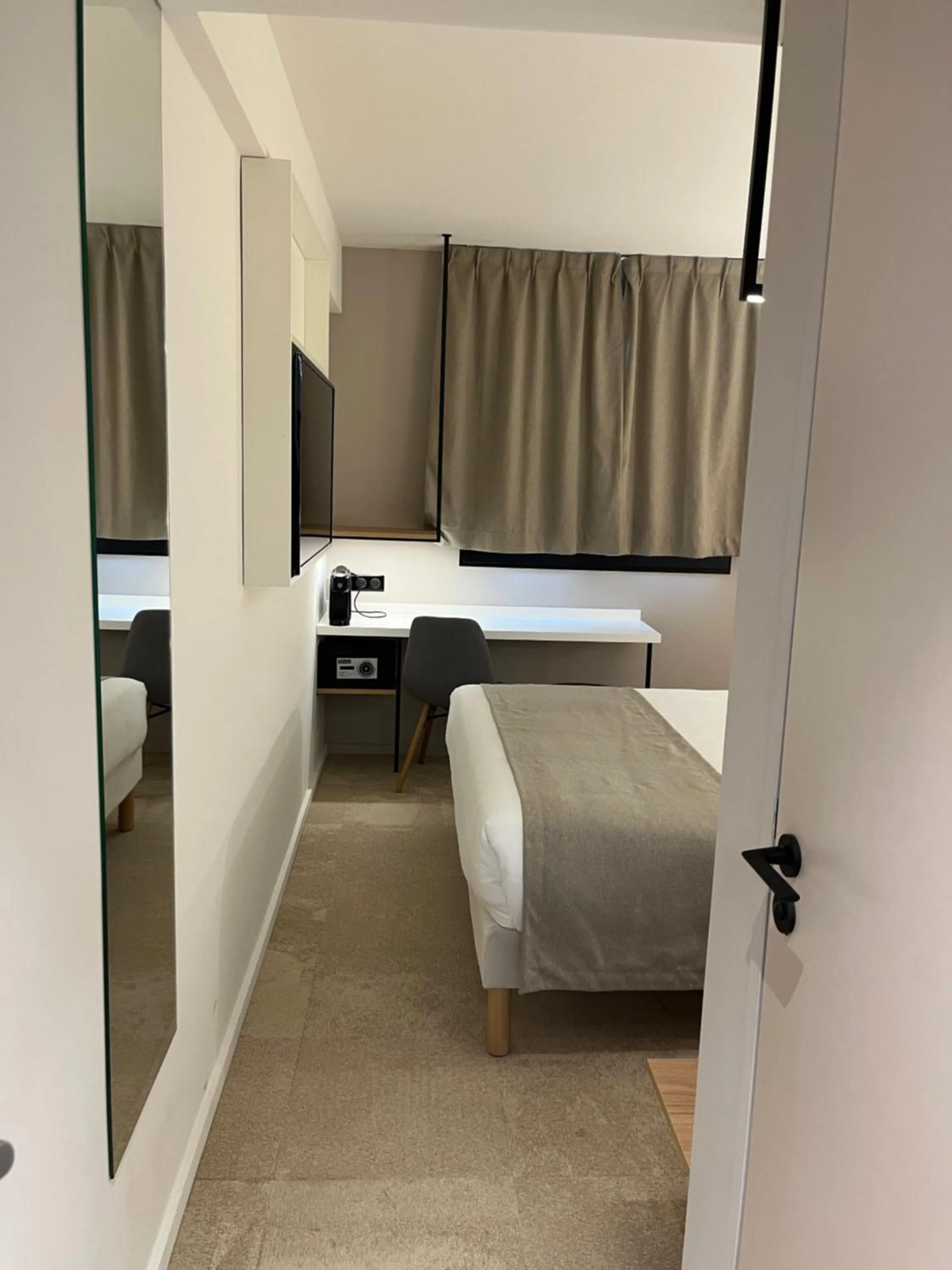 Bedroom, Bed in Hôtel Le Relais des Brasseurs - Aubagne