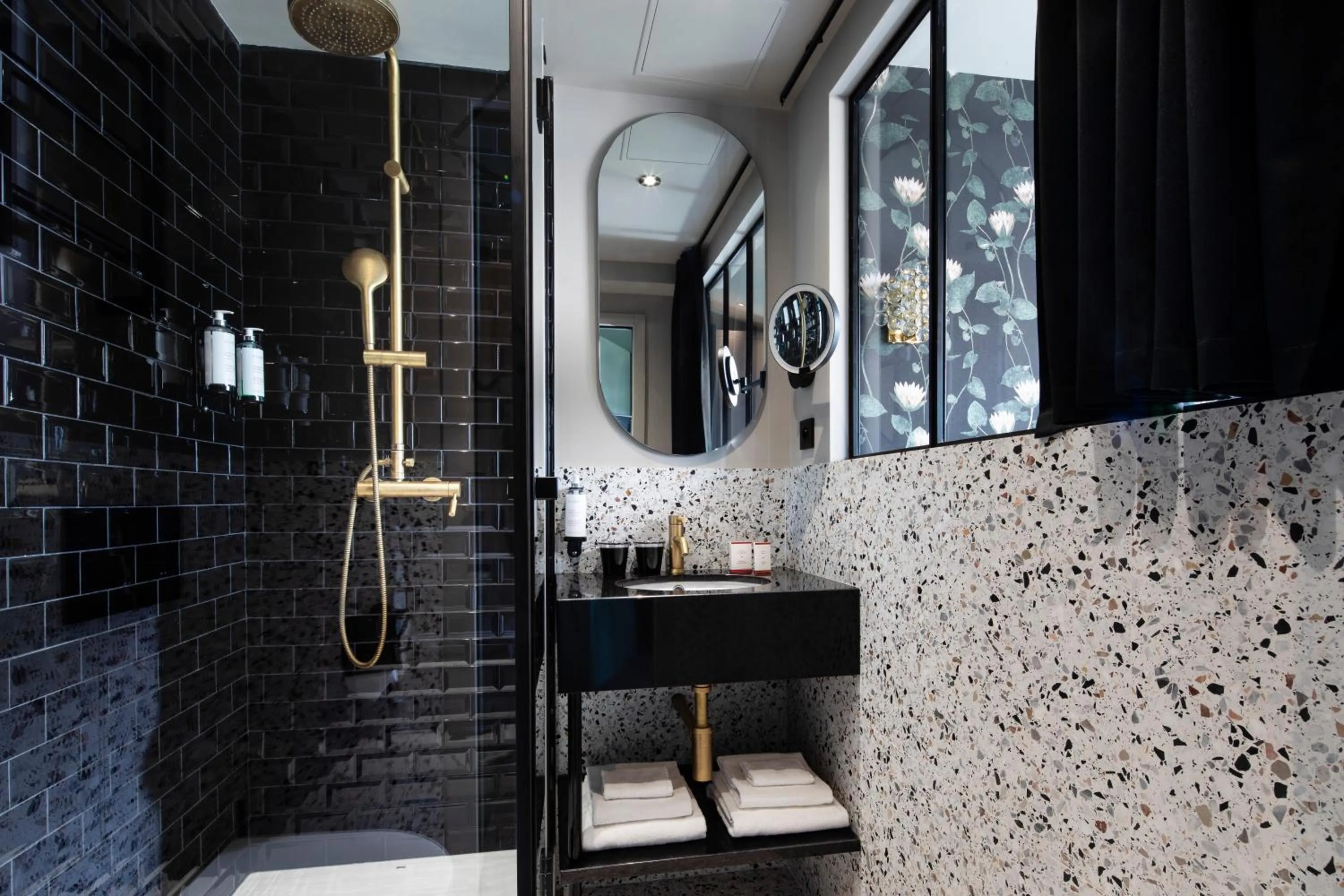 Bathroom in Rayz Eiffel