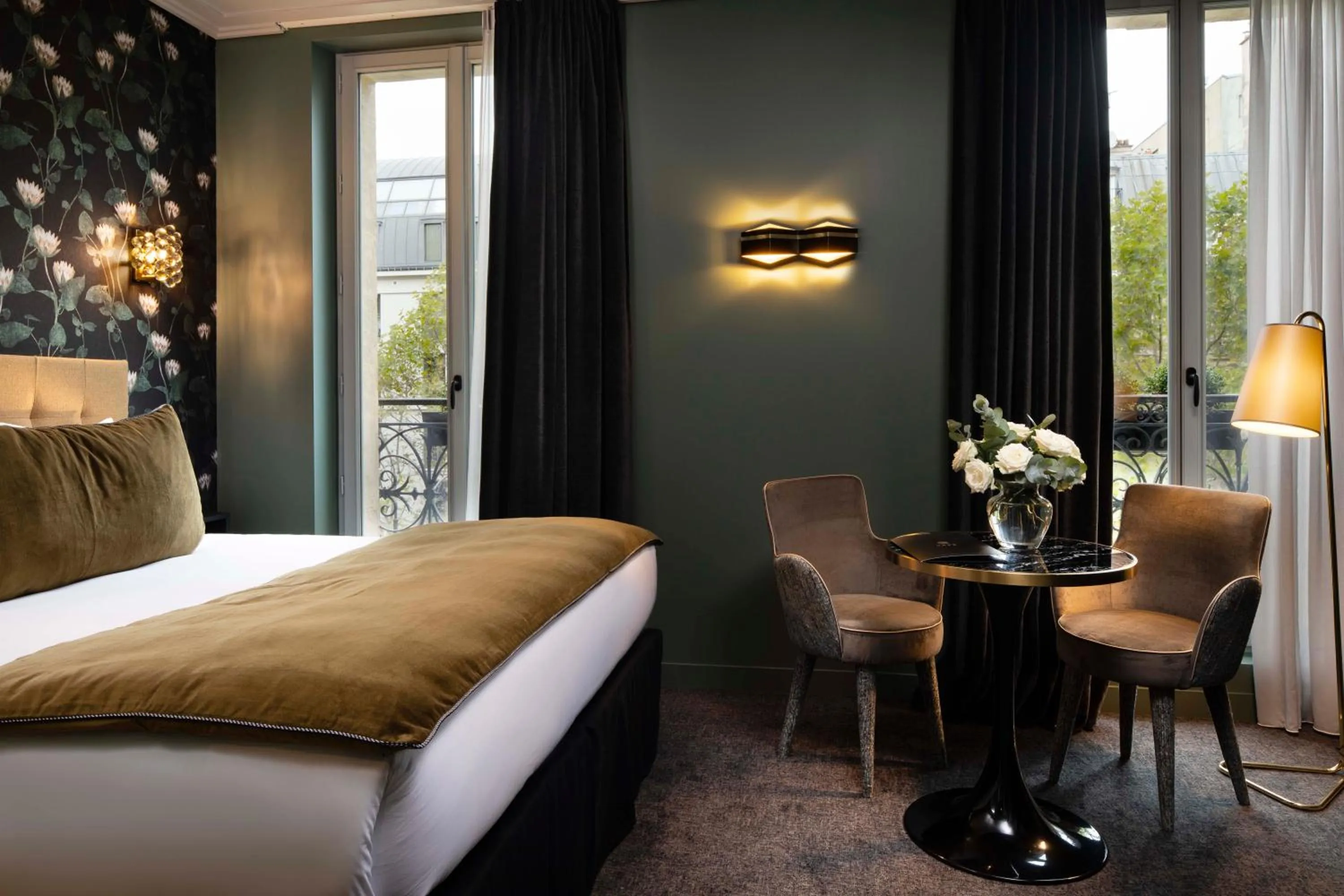 Photo of the whole room, Bed in Rayz Eiffel