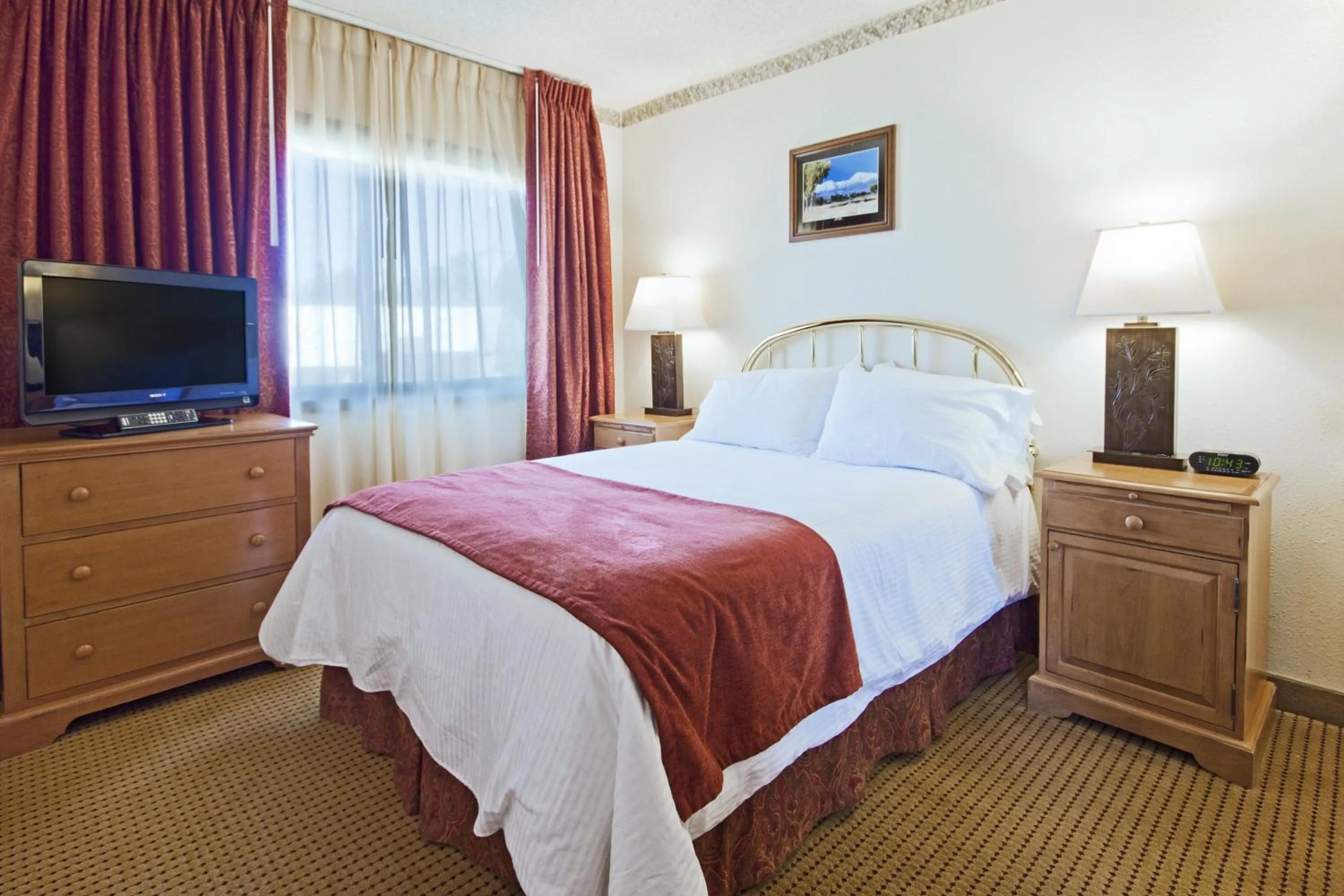 Photo of the whole room, Bed in Heidelberg Inn & Resort