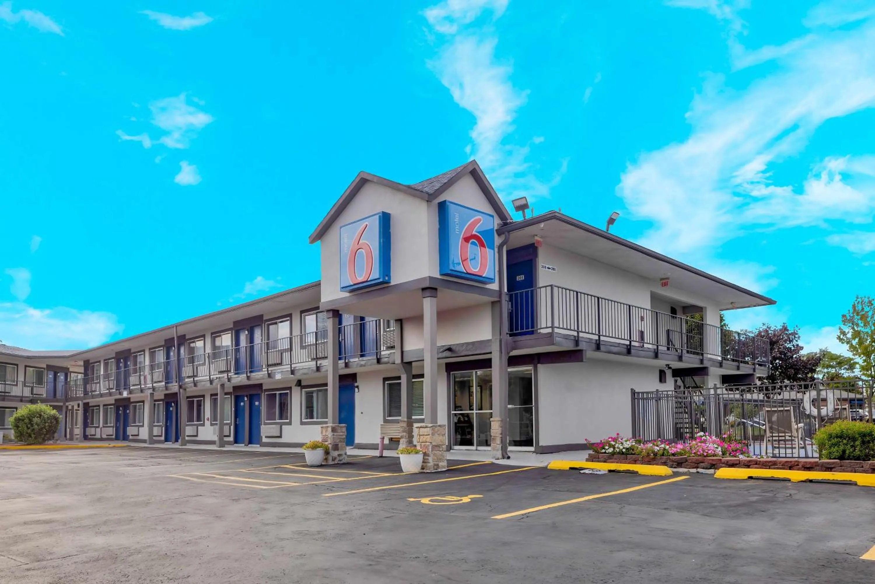 Property building in Motel 6-Oshkosh, WI