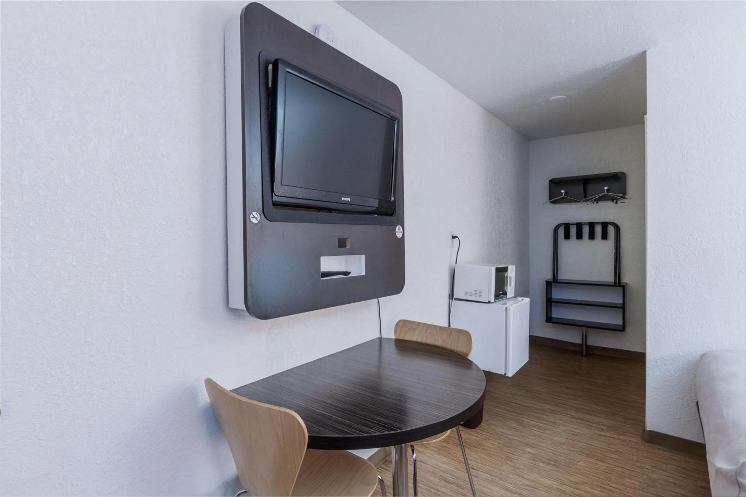 TV and multimedia, Bed in Motel 6-Oshkosh, WI