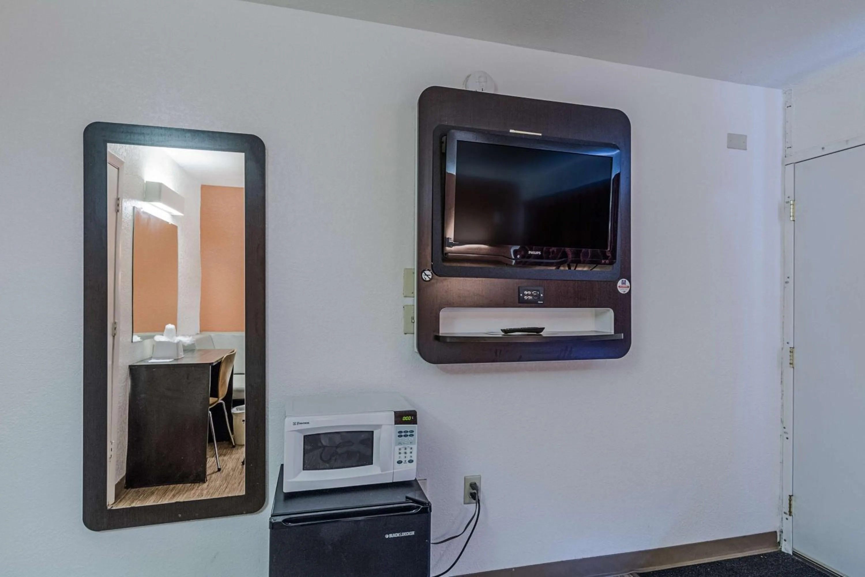 TV and multimedia in Motel 6-Oshkosh, WI