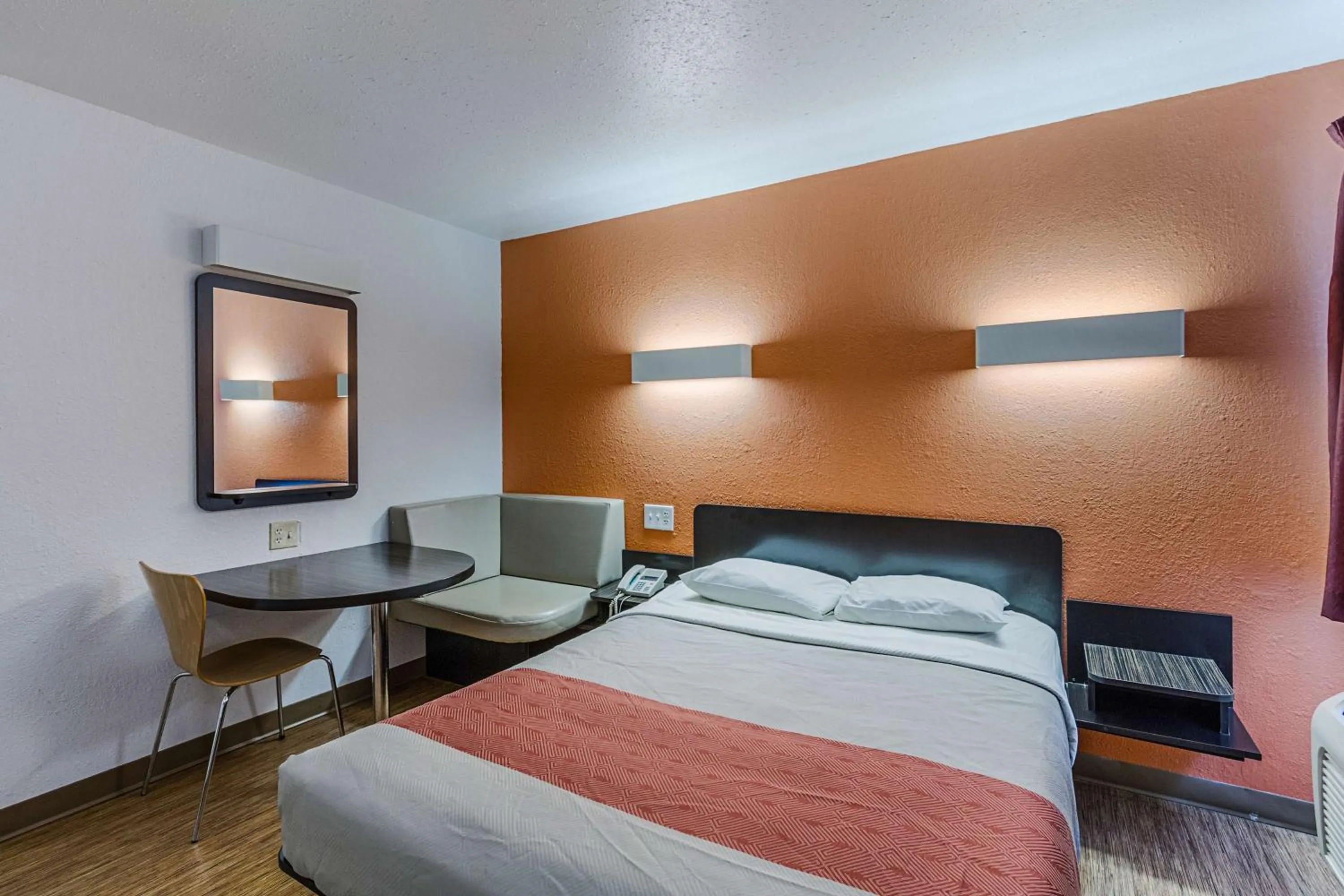 Seating area, Bed in Motel 6-Oshkosh, WI