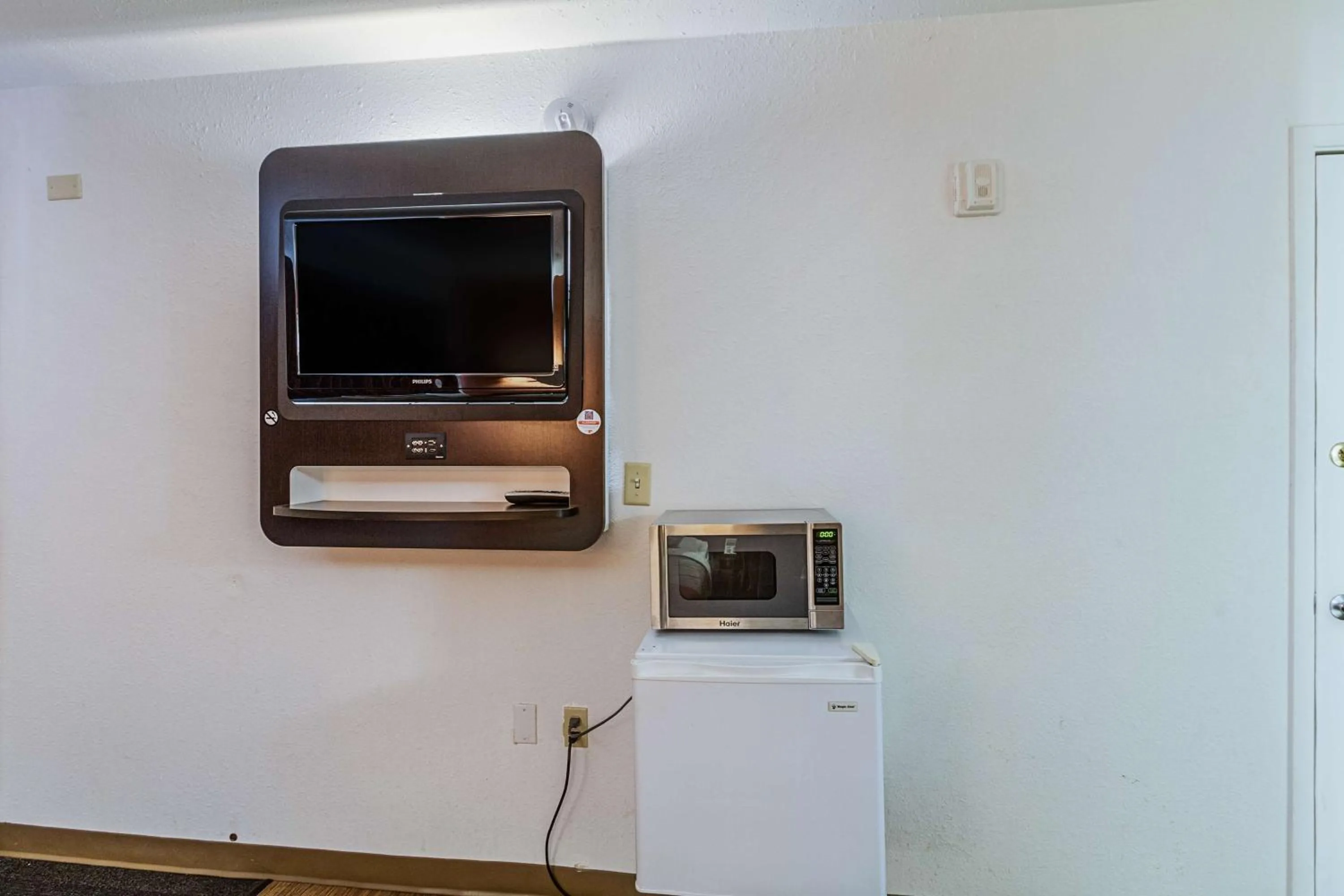 TV and multimedia in Motel 6-Oshkosh, WI