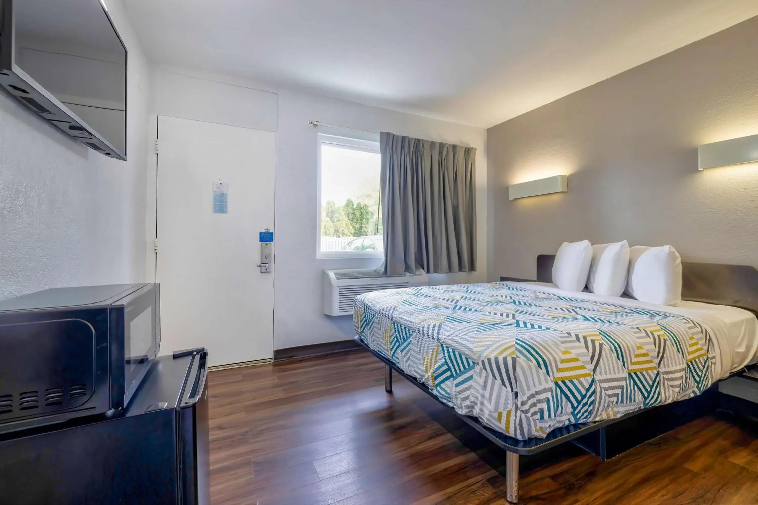 Bedroom, Bed in Motel 6-Oshkosh, WI Bedroom, Bed in Motel 6-Oshkosh, WI