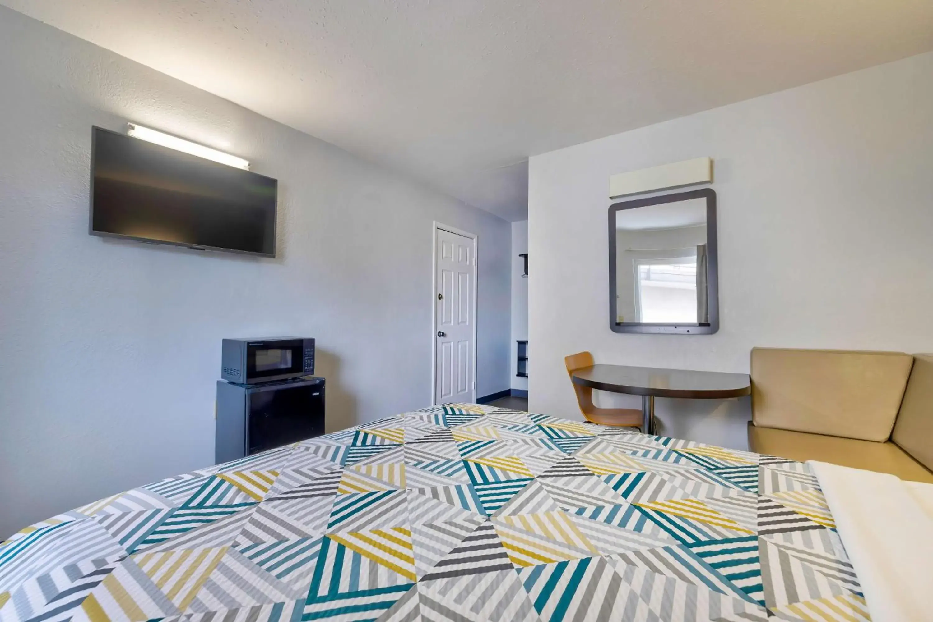 Bedroom, Bed in Motel 6-Oshkosh, WI Bedroom, Bed in Motel 6-Oshkosh, WI