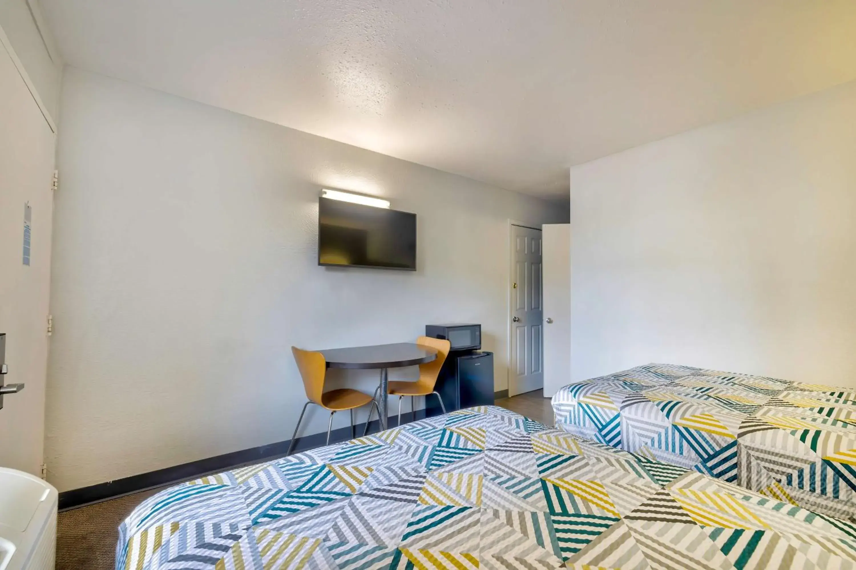 Bedroom, Bed in Motel 6-Oshkosh, WI Bedroom, Bed in Motel 6-Oshkosh, WI