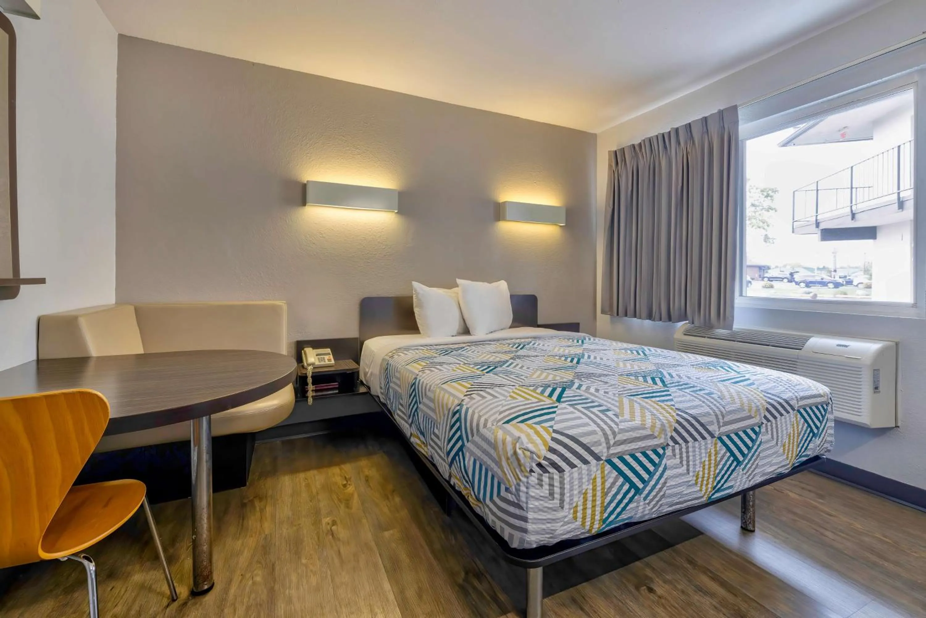 Bedroom, Bed in Motel 6-Oshkosh, WI