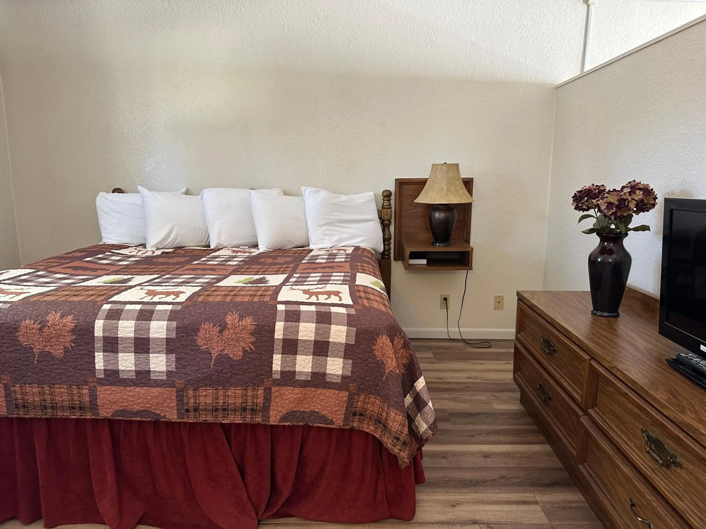 Bed in Sunset Inn and Suites