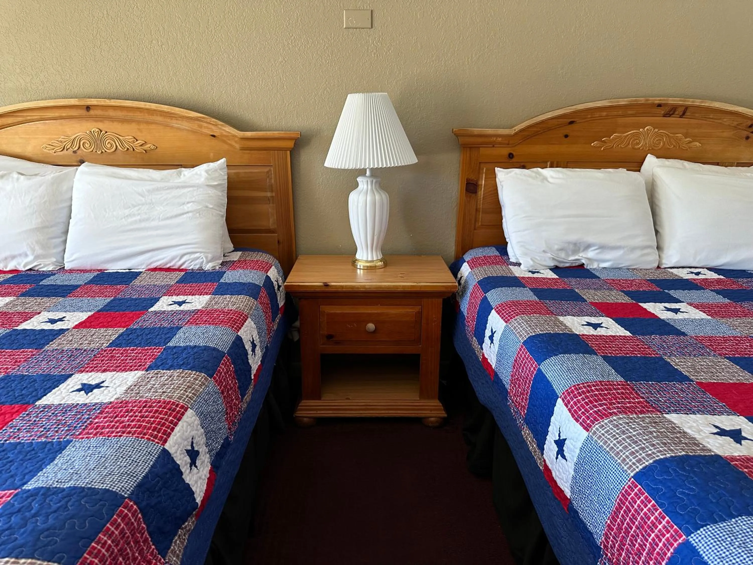 Bed in Sunset Inn and Suites