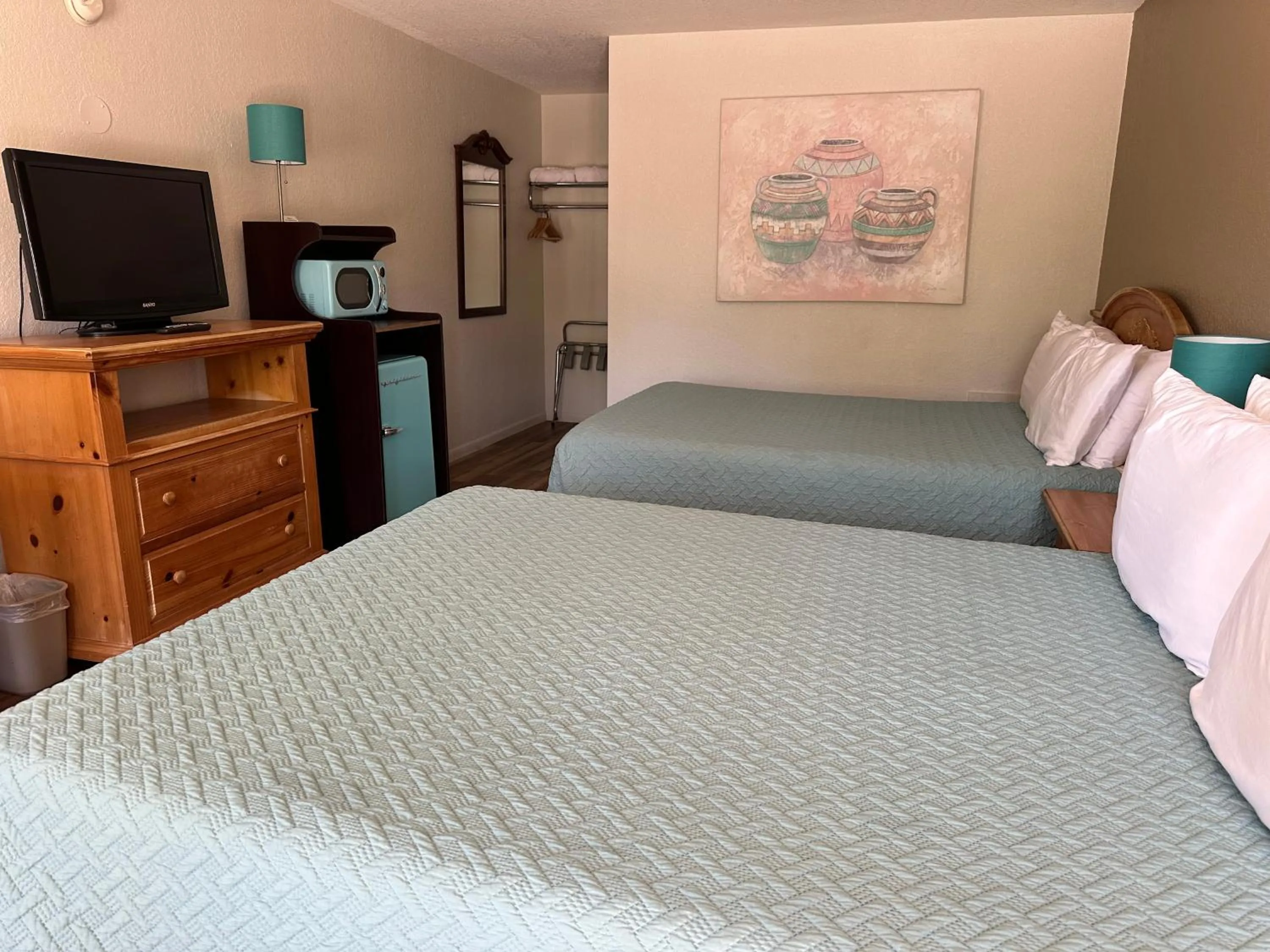 Bed in Sunset Inn and Suites