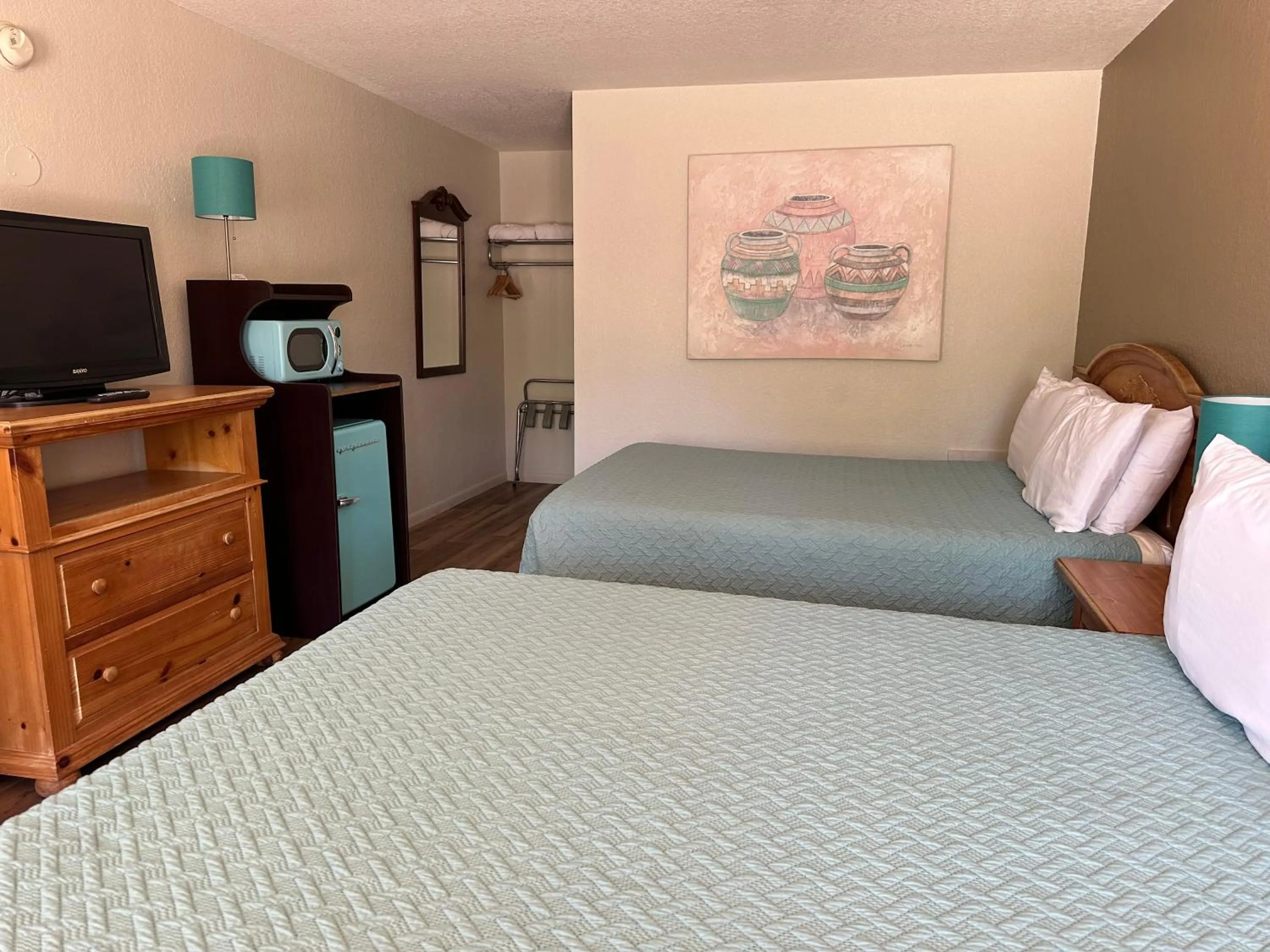 Bed in Sunset Inn and Suites