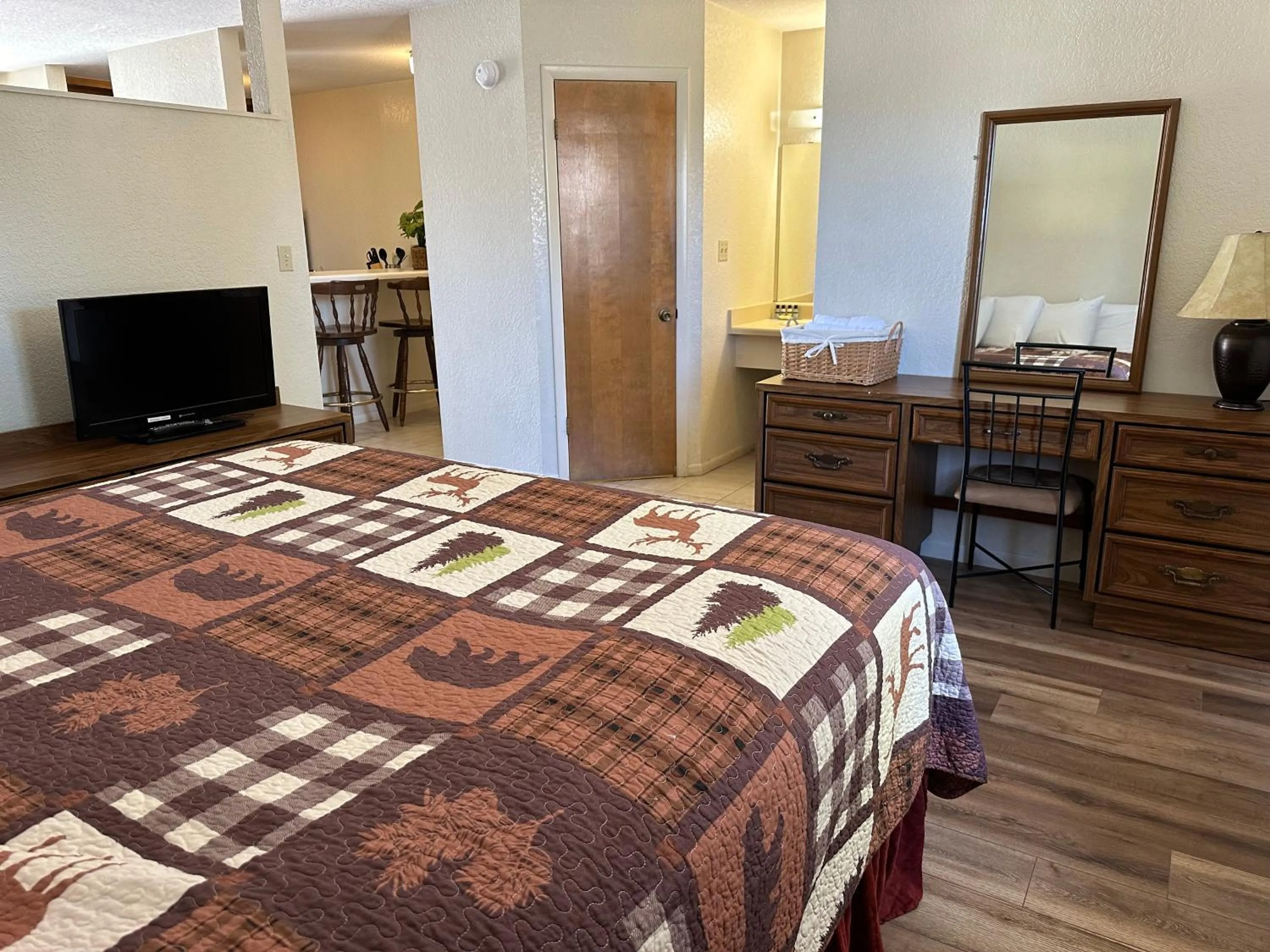 Bed in Sunset Inn and Suites