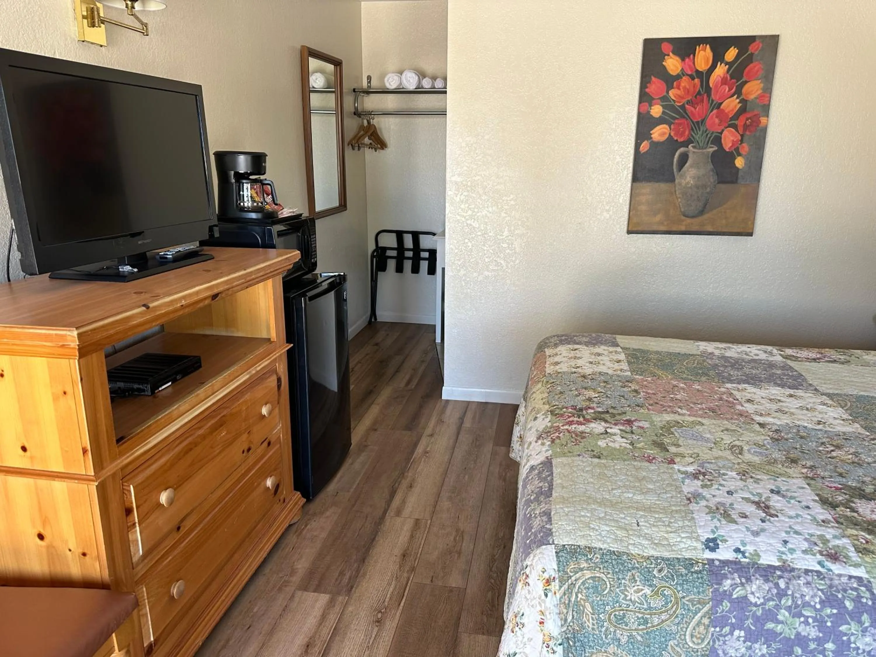 Bed in Sunset Inn and Suites