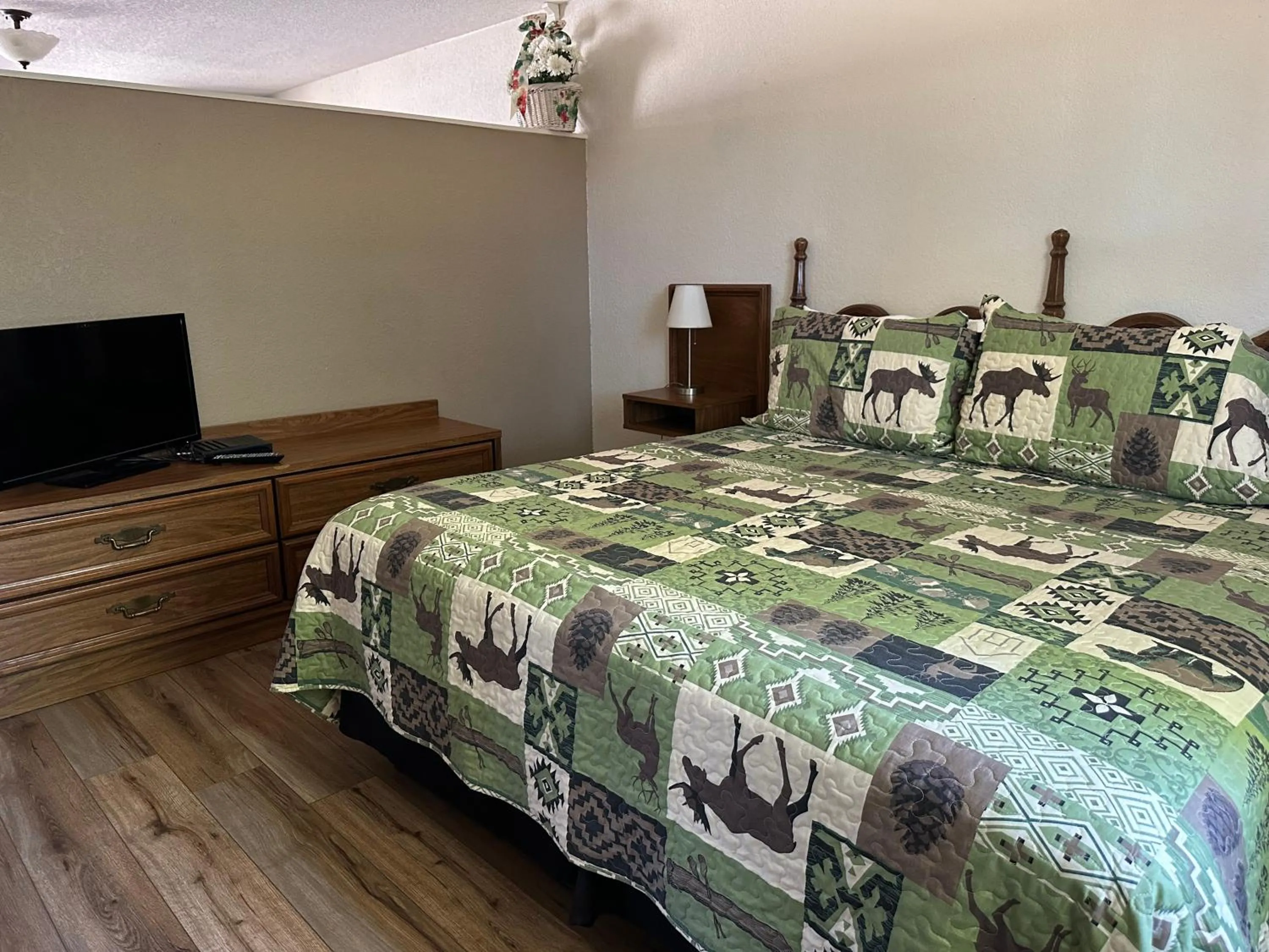 Bed in Sunset Inn and Suites