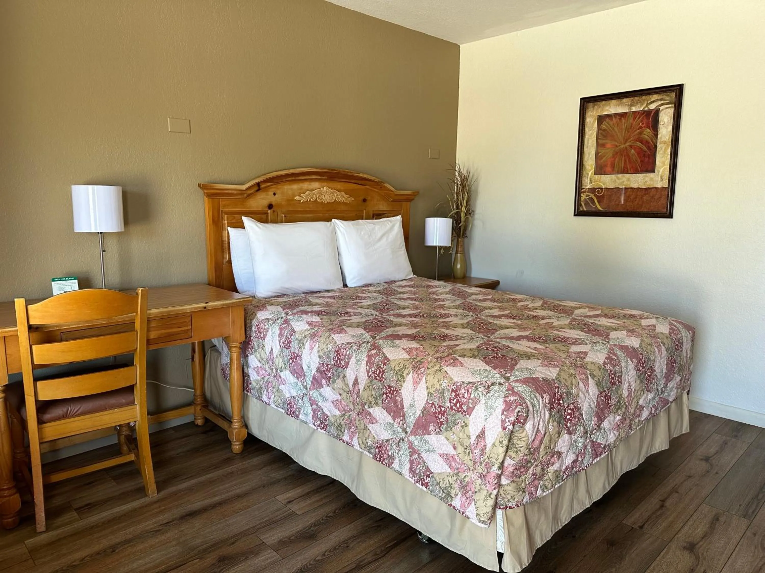 Bed in Sunset Inn and Suites