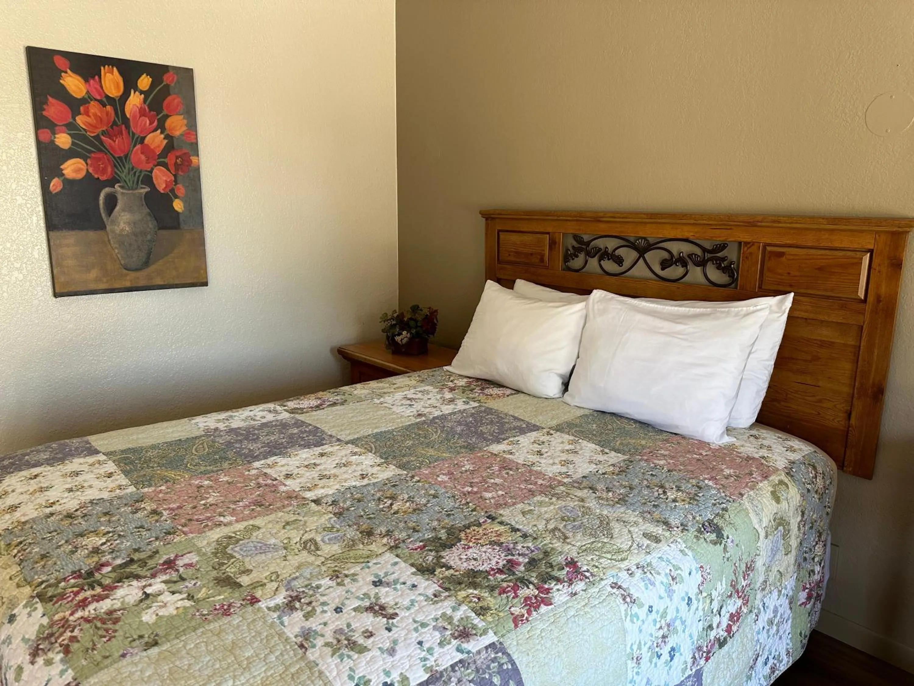 Bed in Sunset Inn and Suites