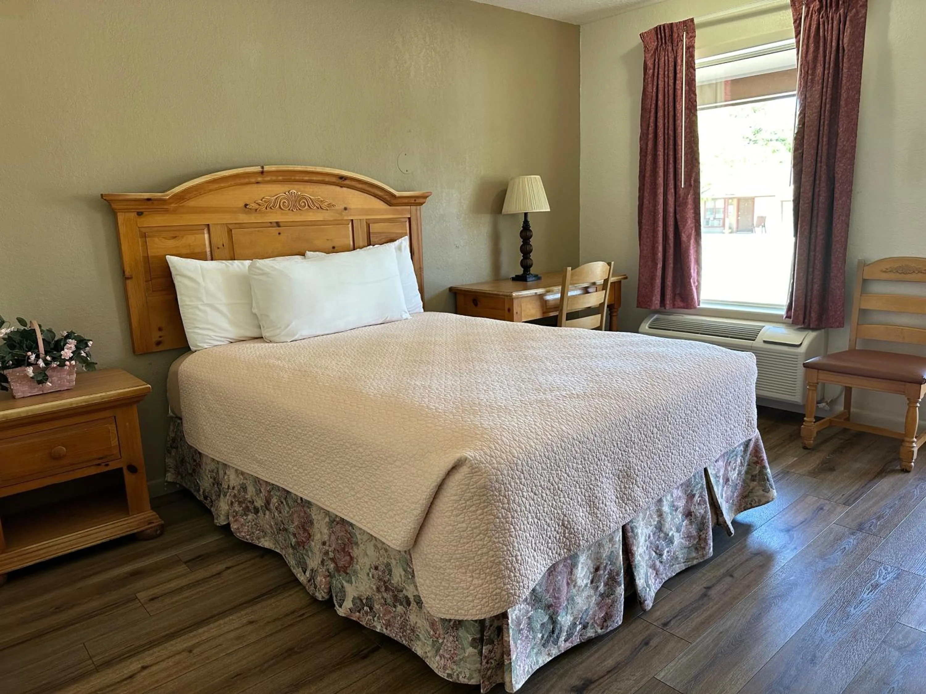 Bed in Sunset Inn and Suites