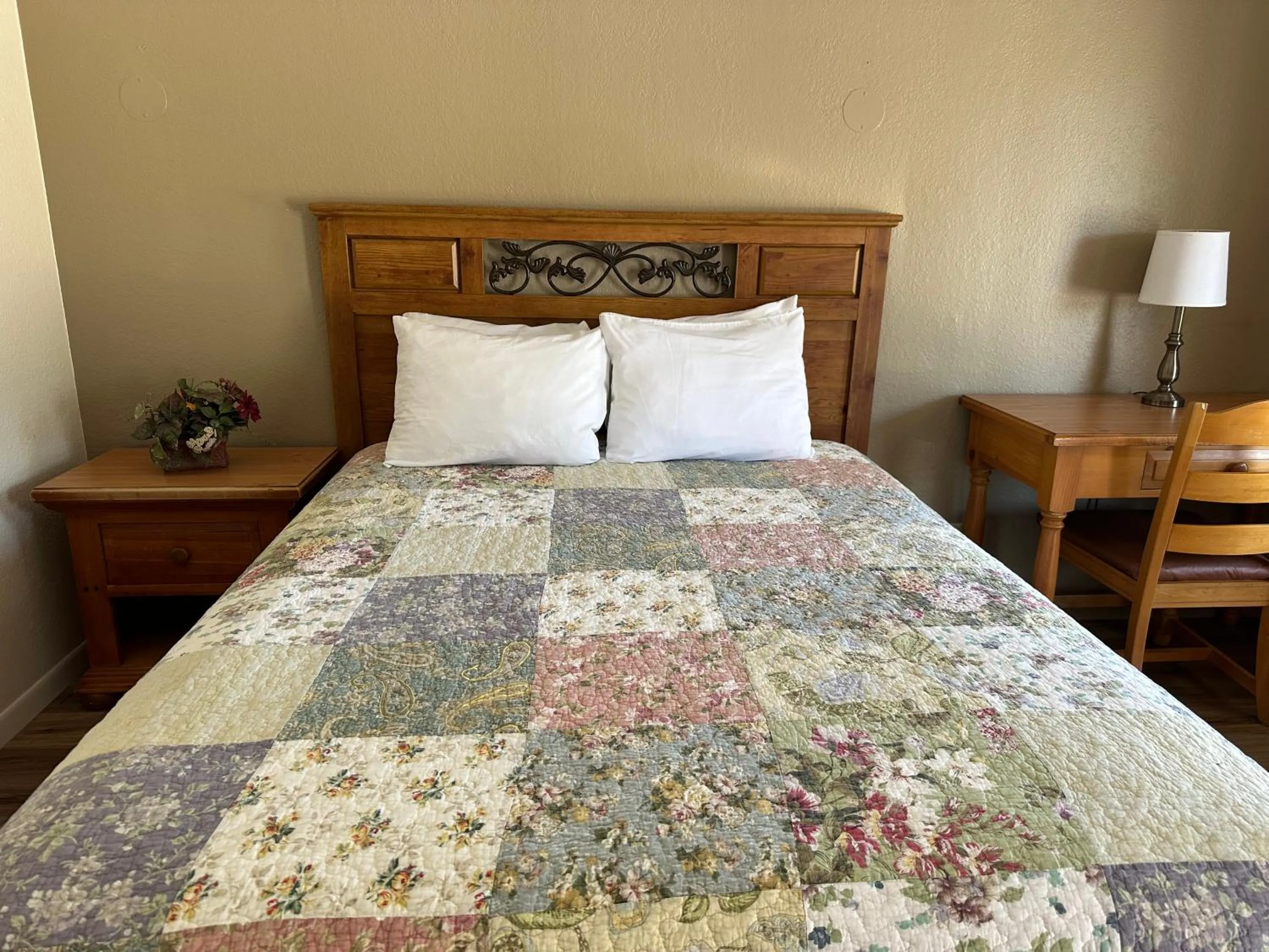 Bed in Sunset Inn and Suites