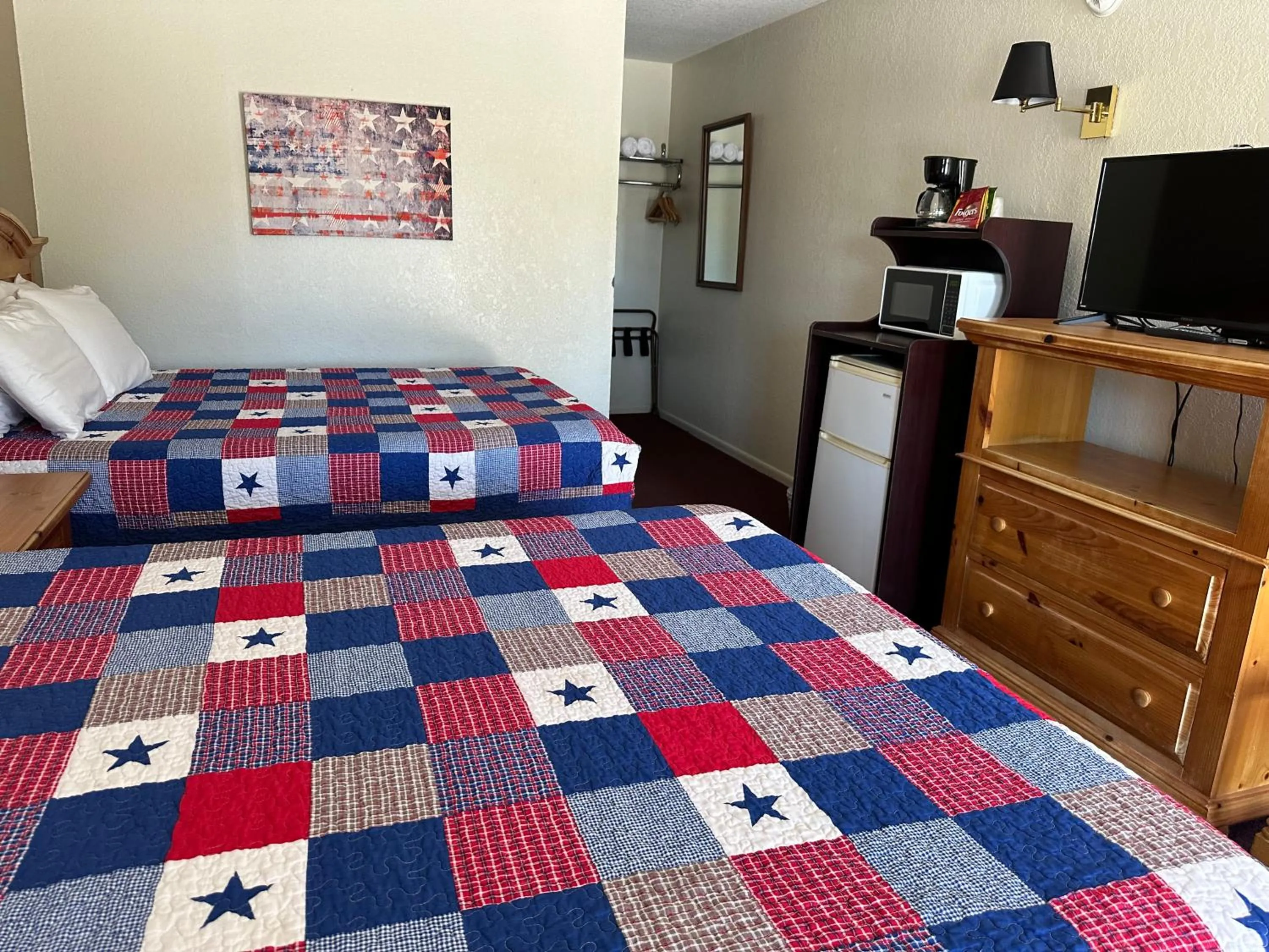 Bed in Sunset Inn and Suites