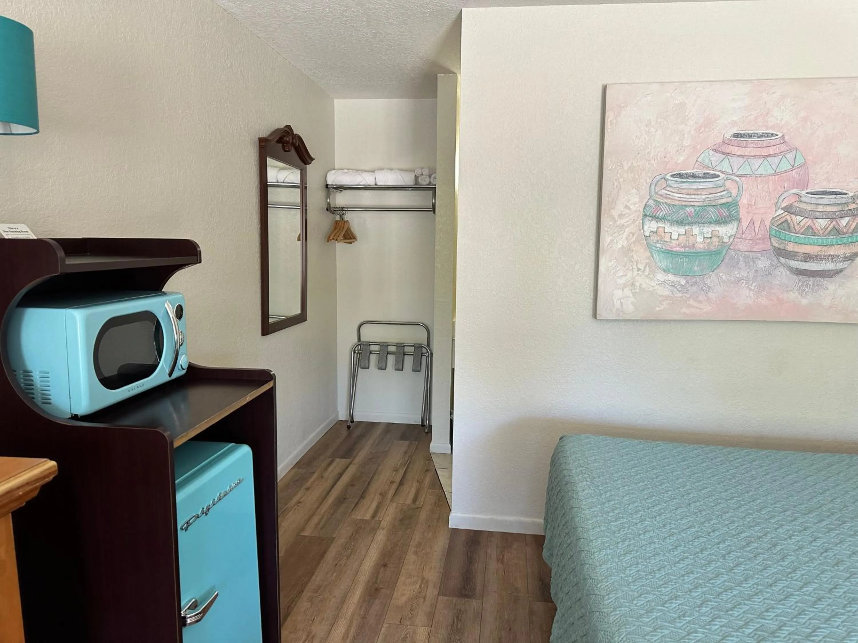 Bed in Sunset Inn and Suites