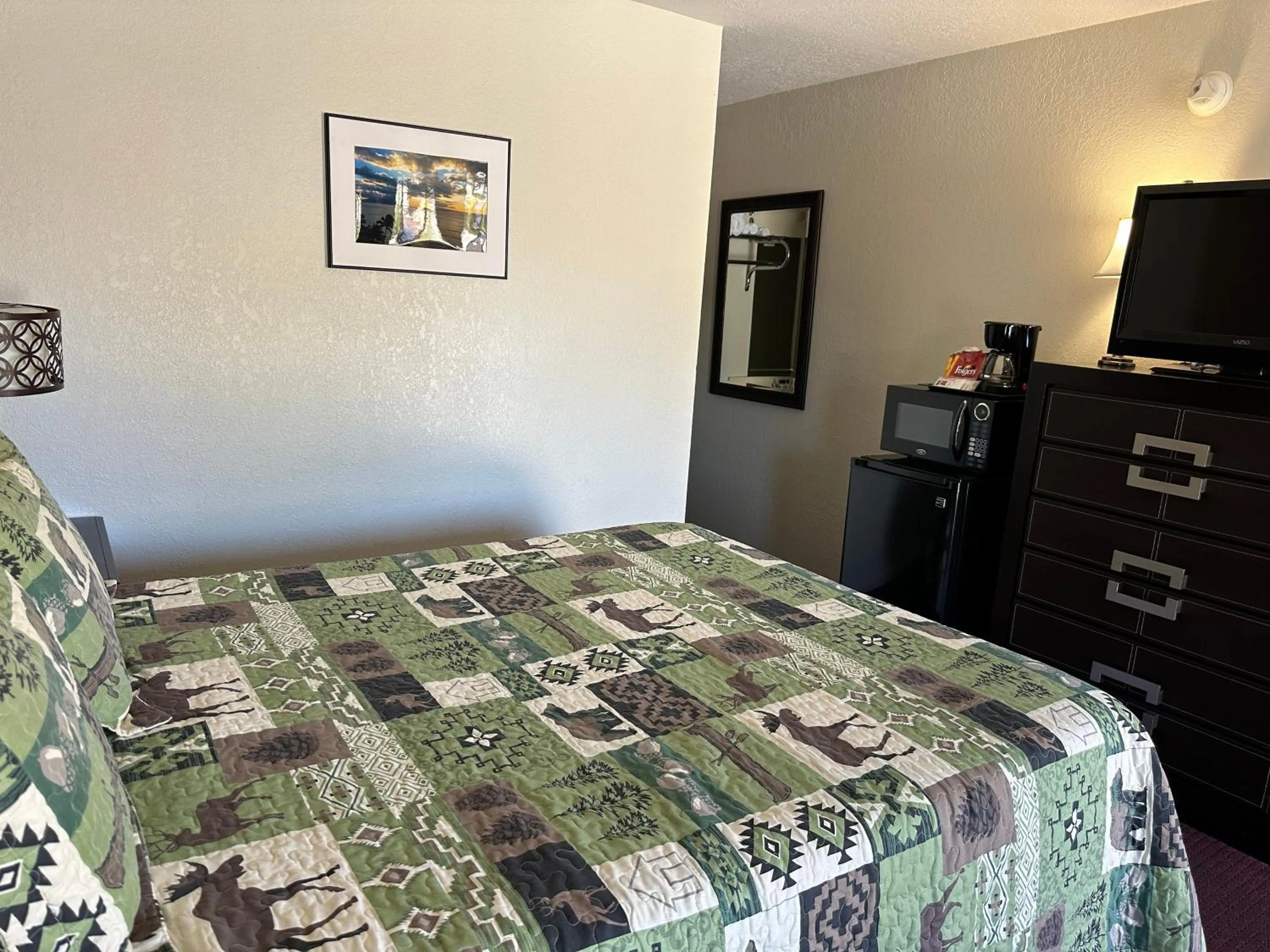 Bed in Sunset Inn and Suites