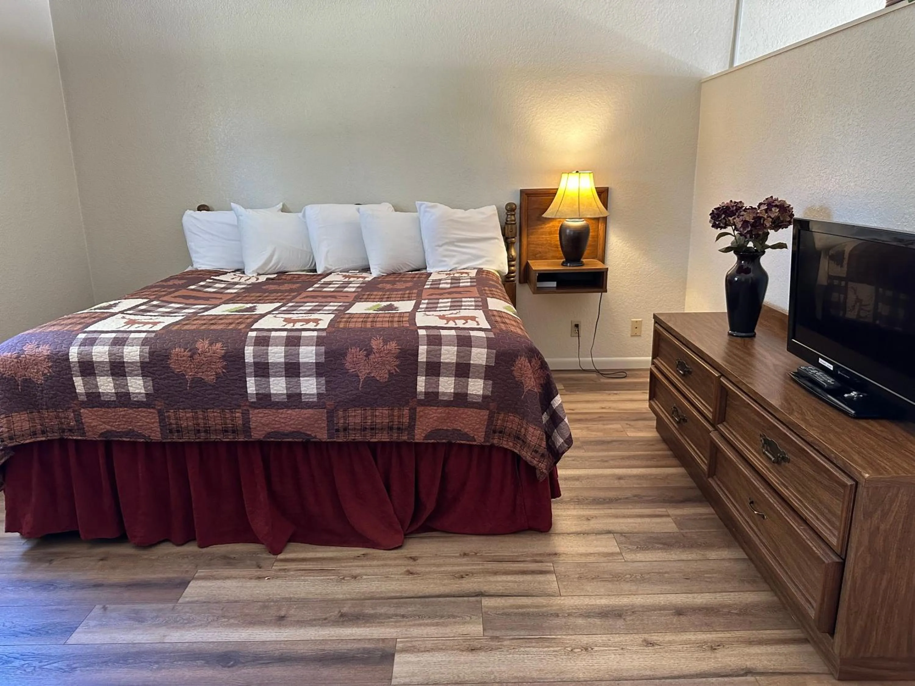 Bed in Sunset Inn and Suites