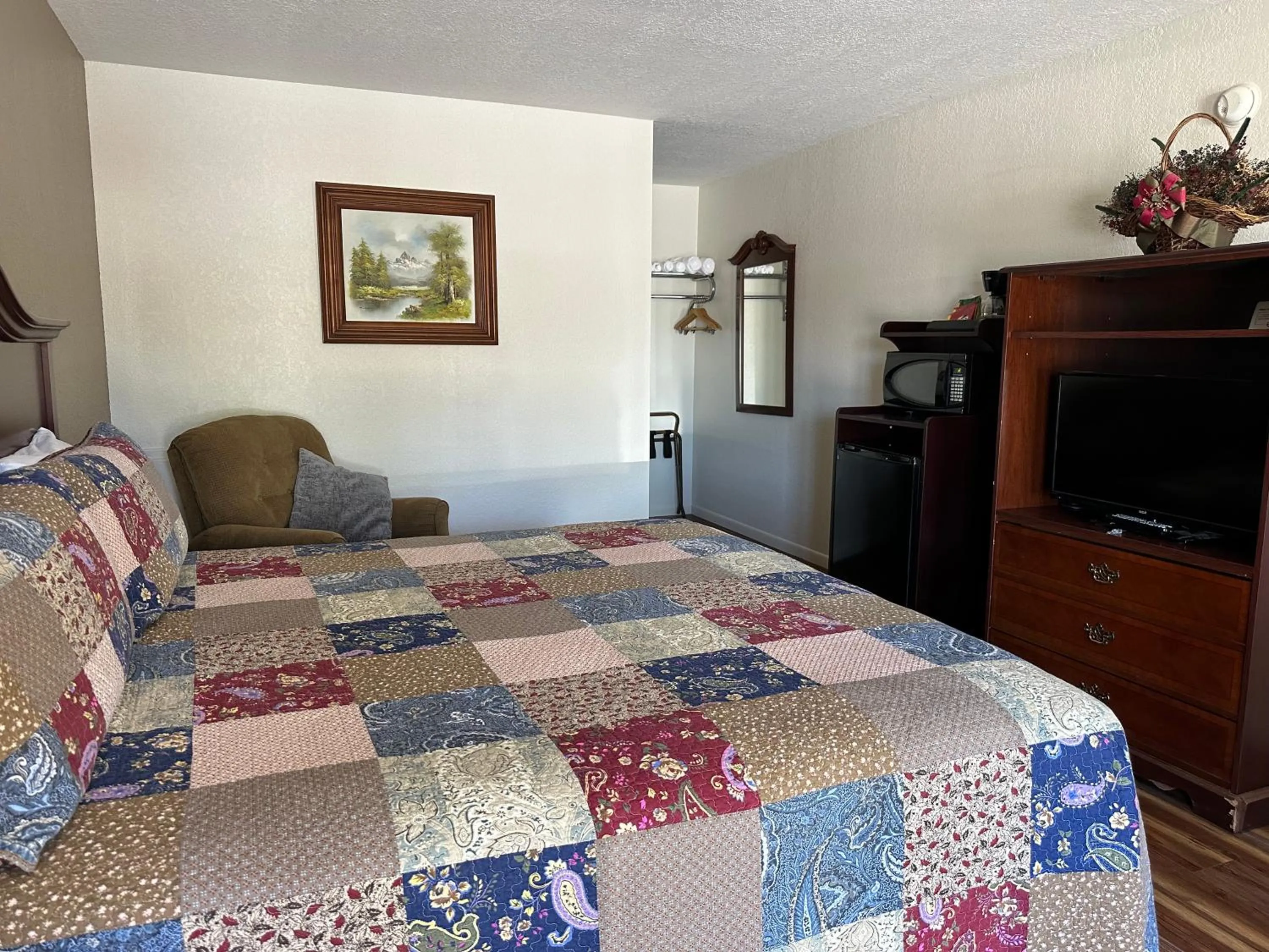 Bed in Sunset Inn and Suites