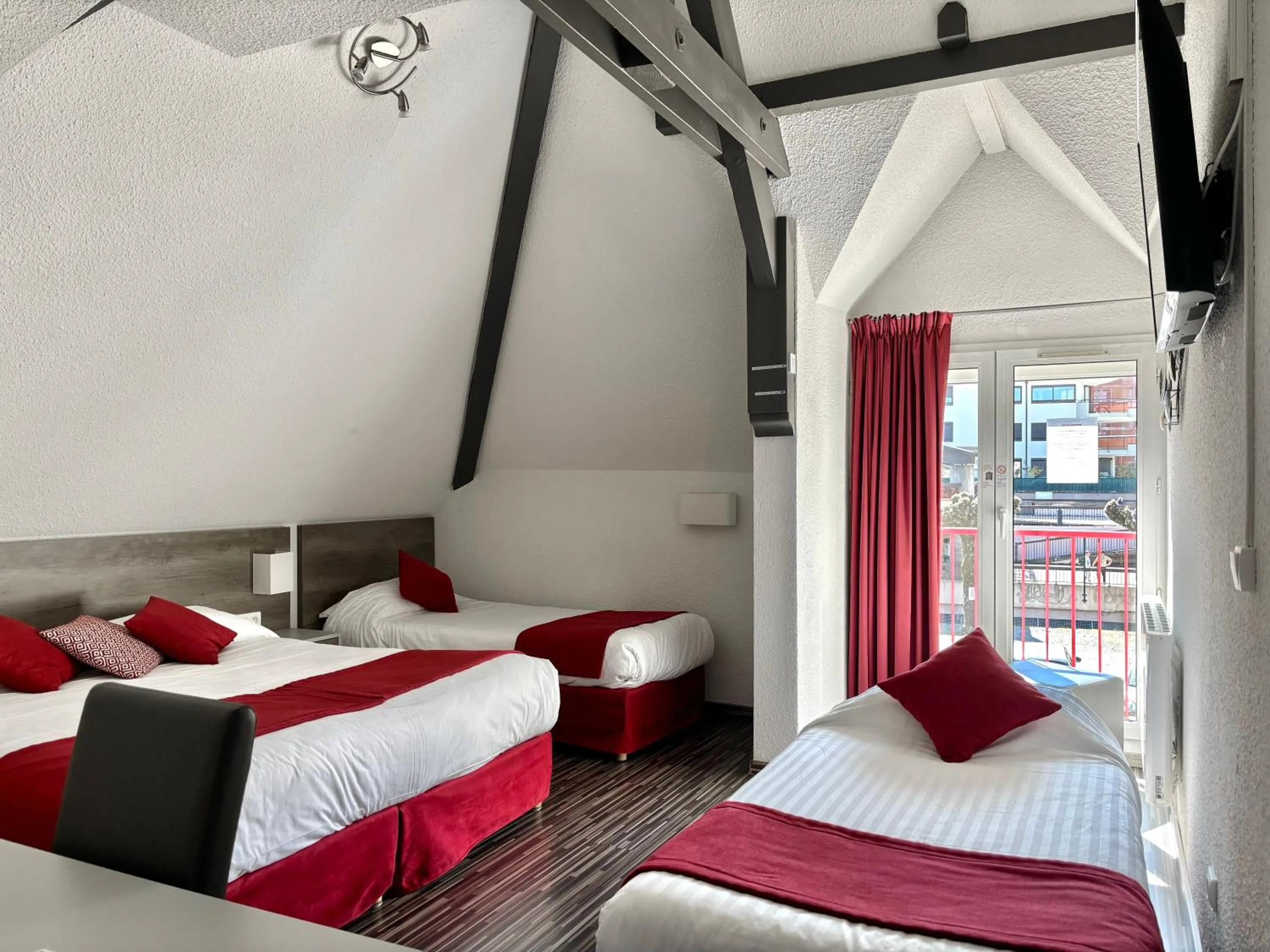 Photo of the whole room, Bed in Hôtel de France Contact-Hôtel