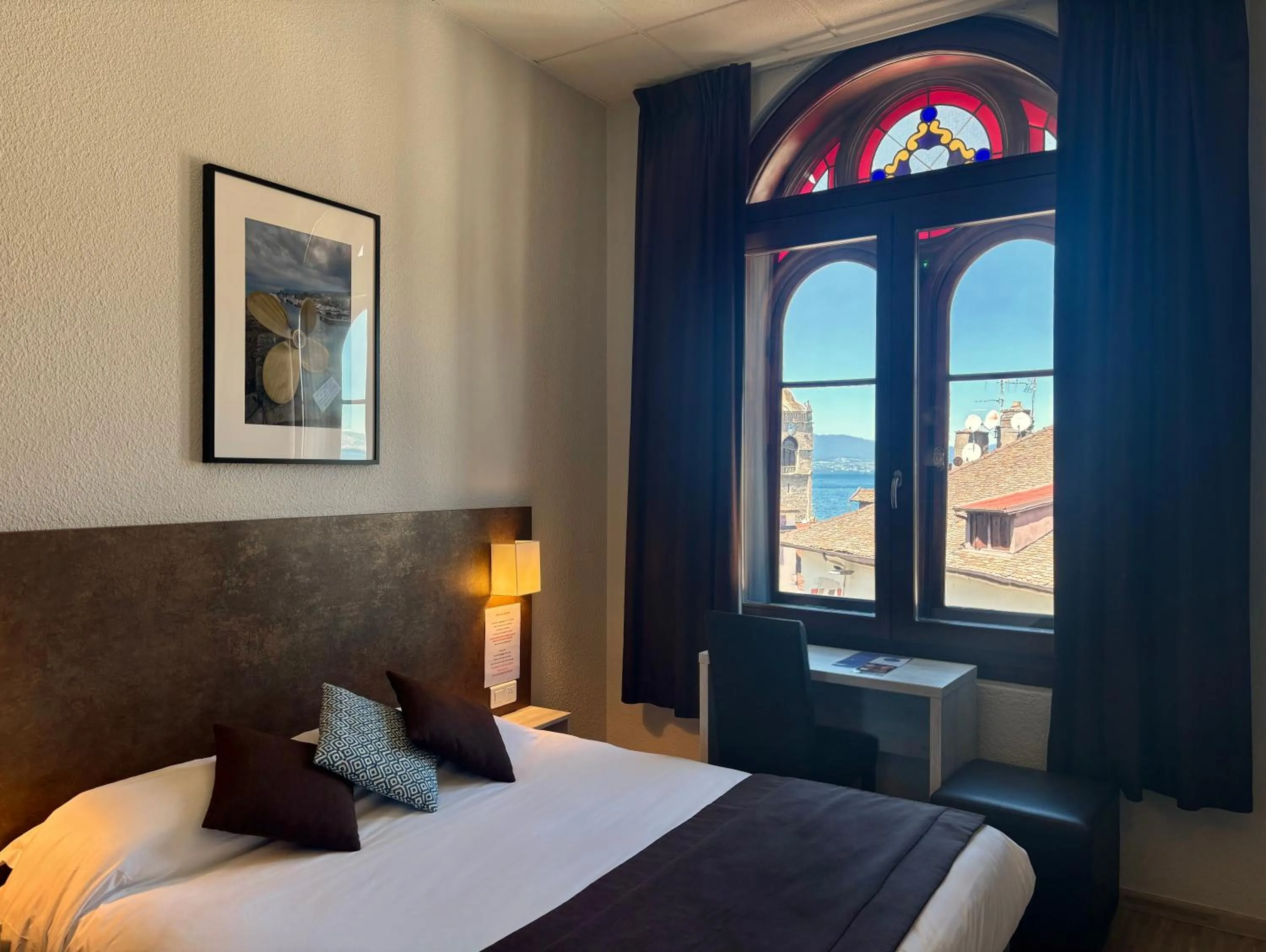 Lake view, Bed in Hôtel de France Contact-Hôtel