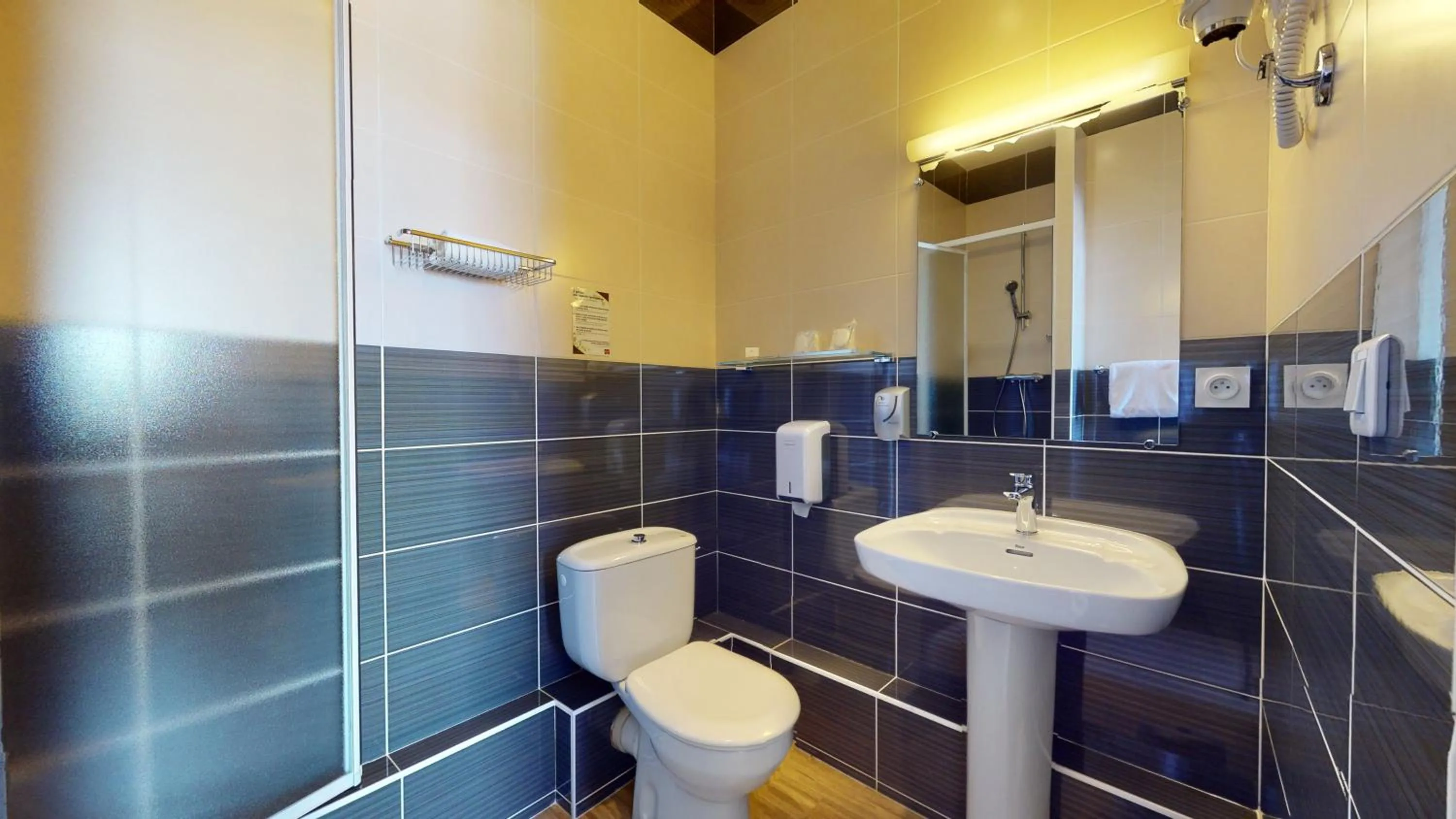 Bathroom in Hôtel de France Contact-Hôtel