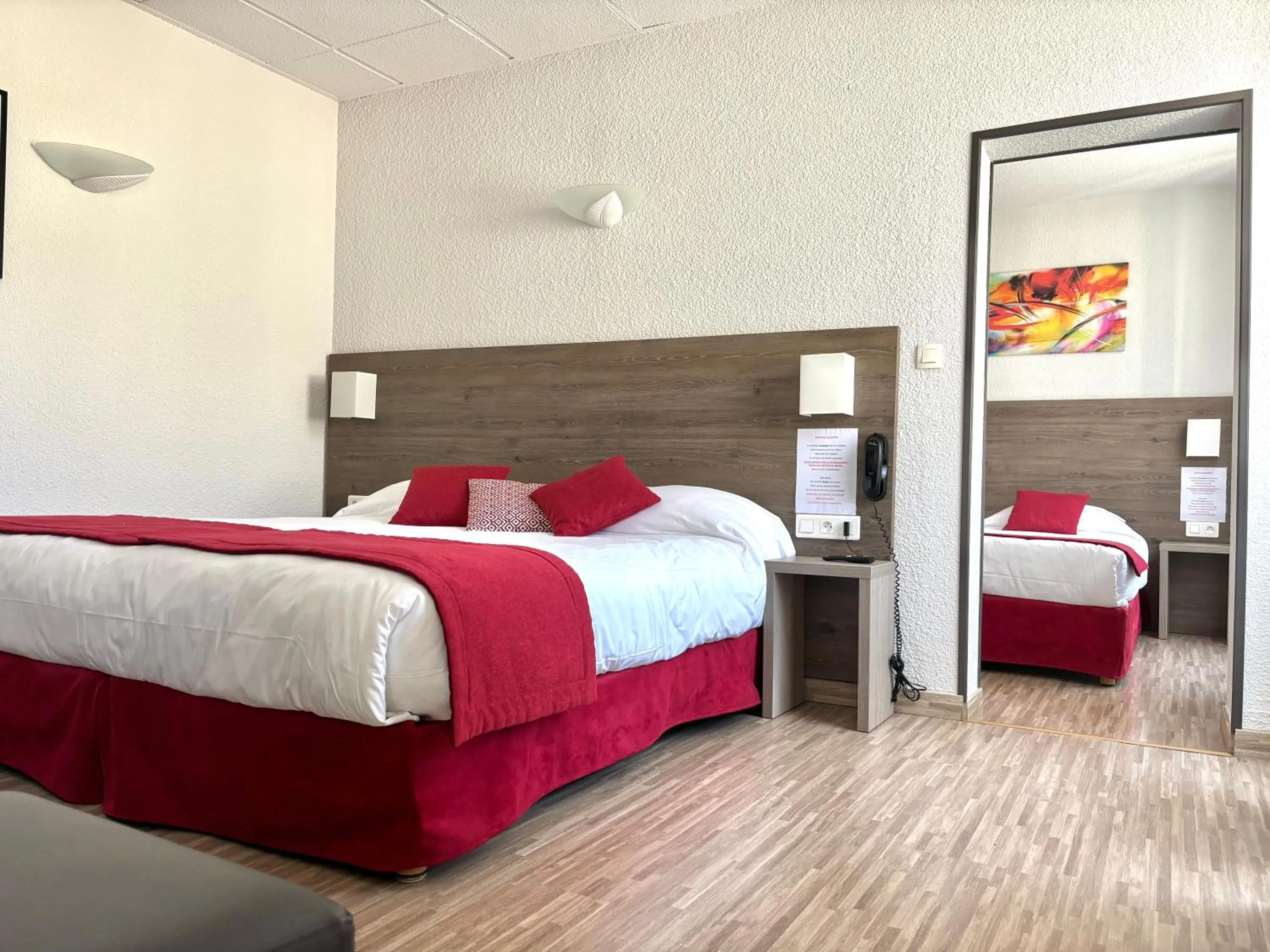 Bed in Hôtel de France Contact-Hôtel