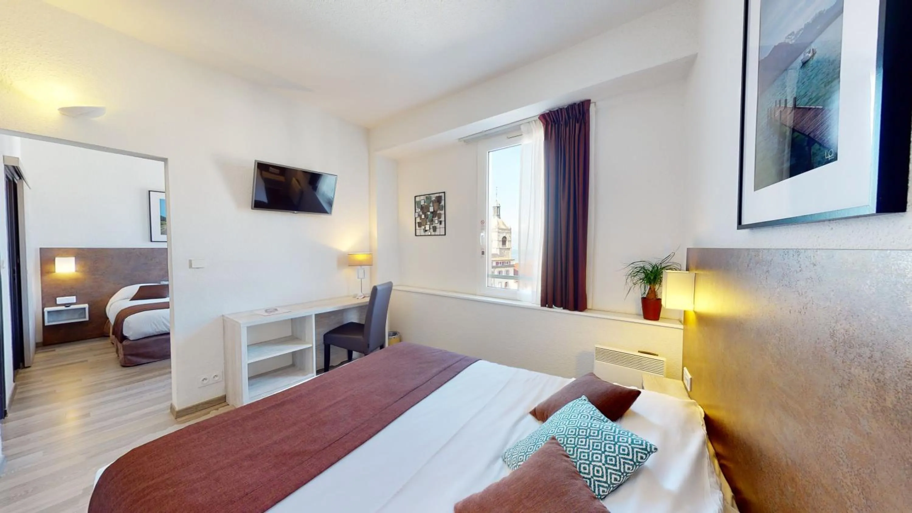 Bed in Hôtel de France Contact-Hôtel