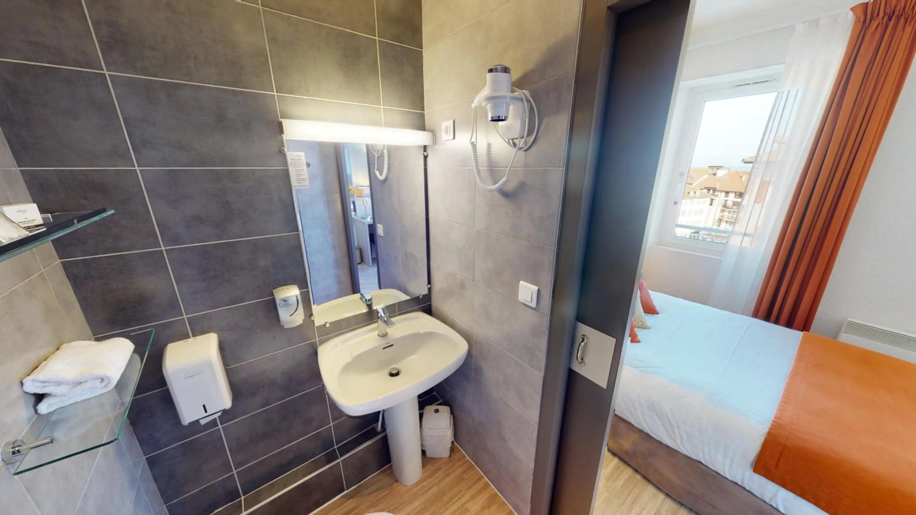 Bed in Hôtel de France Contact-Hôtel